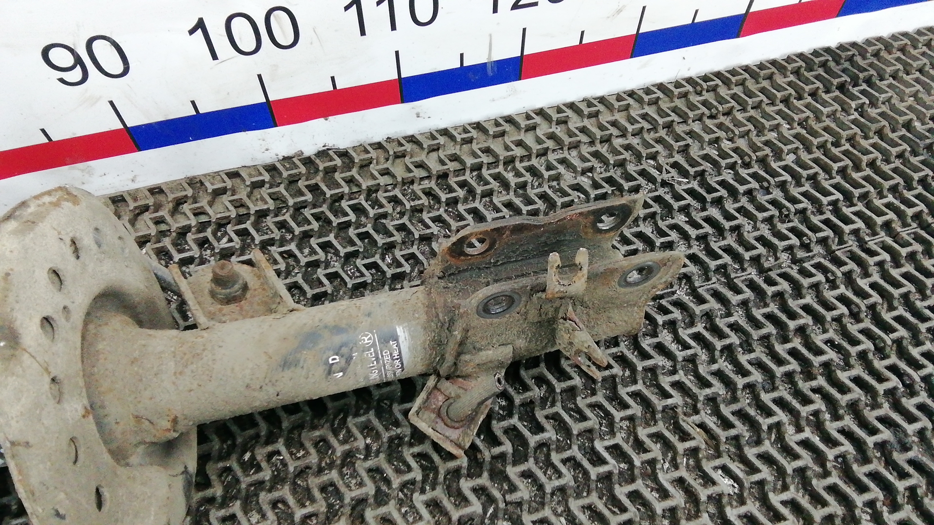 Амортизатор передний левый