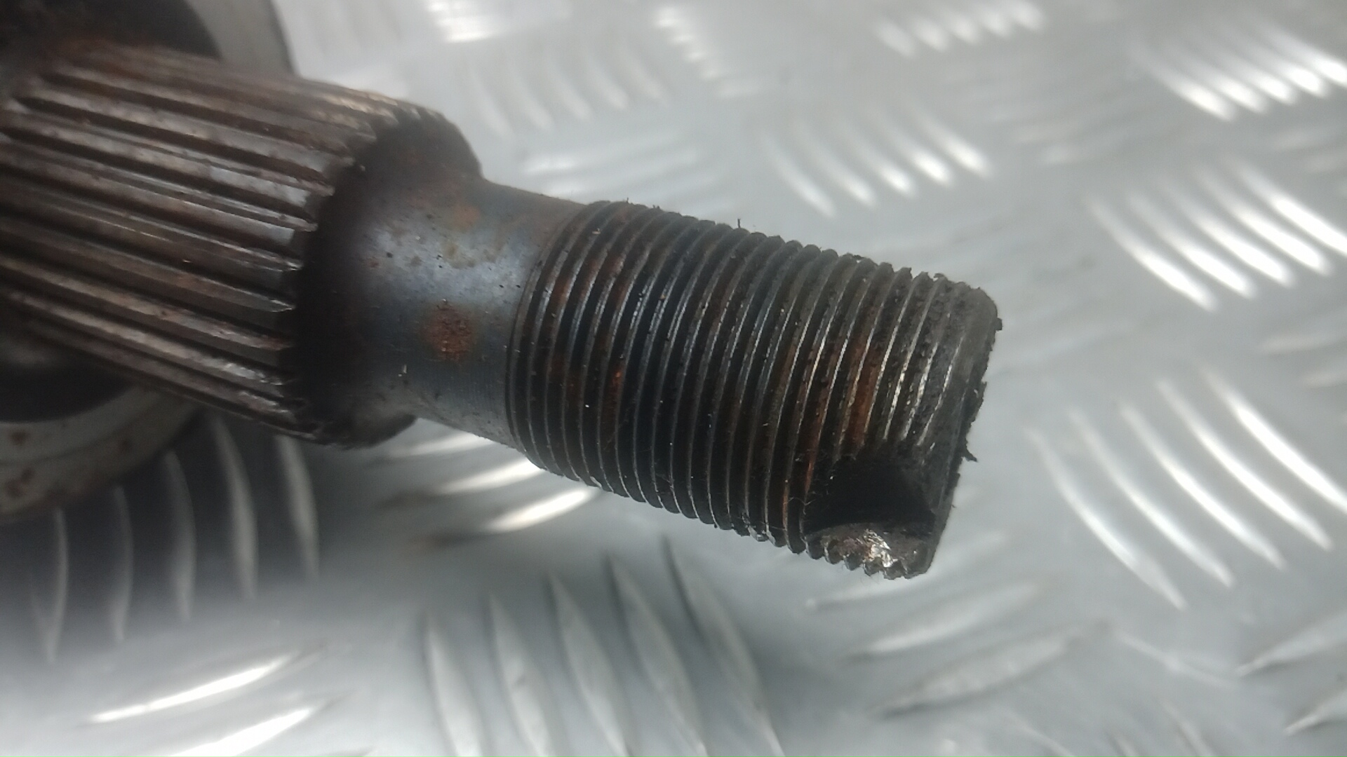 Полуось передняя левая