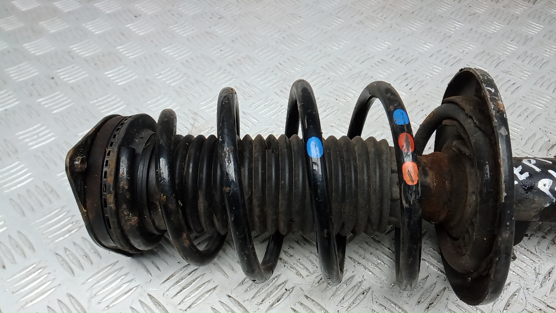 Амортизатор передний левый