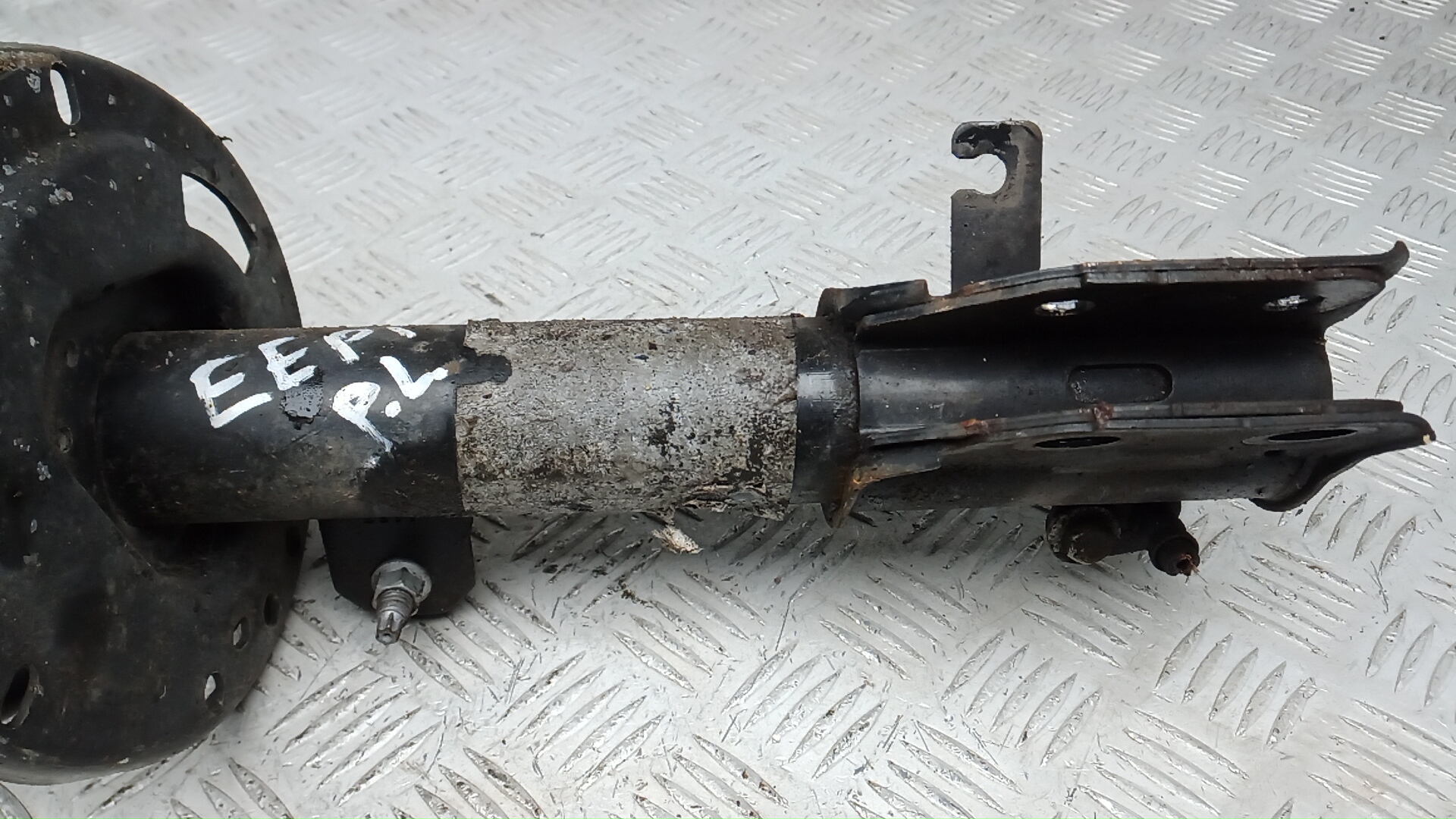 Амортизатор передний левый