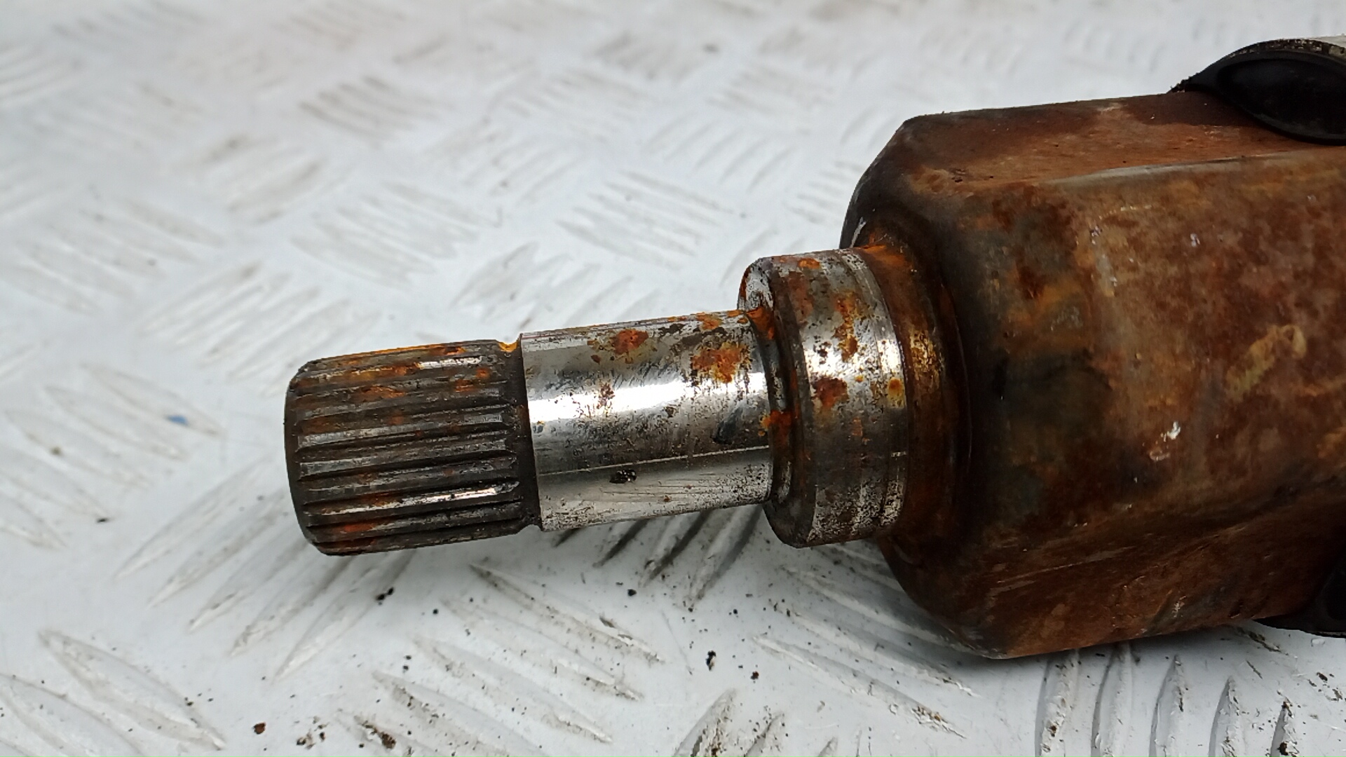 Полуось передняя левая