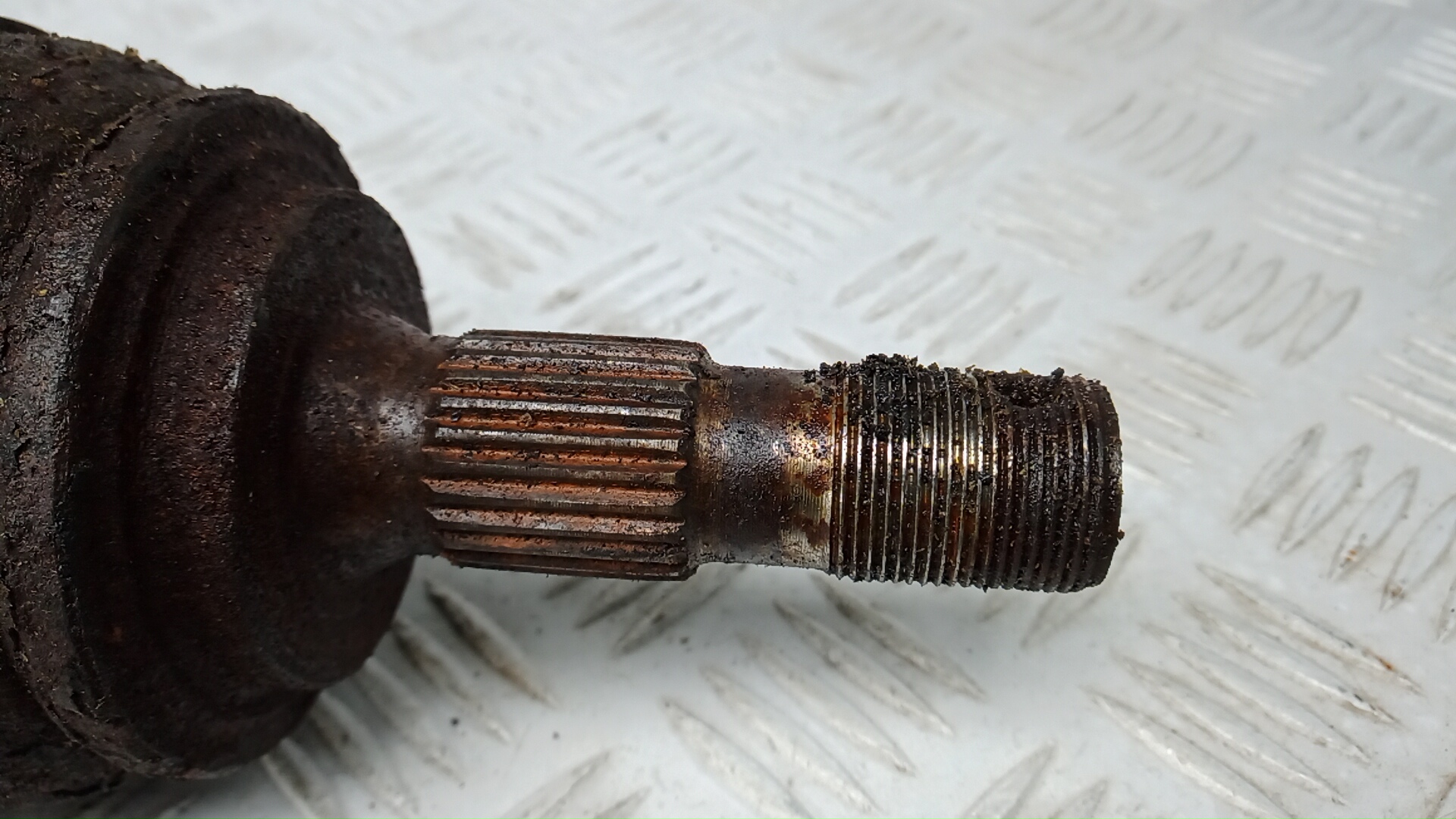 Полуось передняя левая