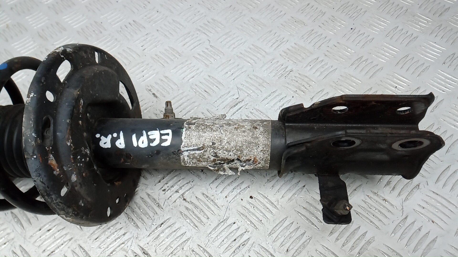 Амортизатор передний правый