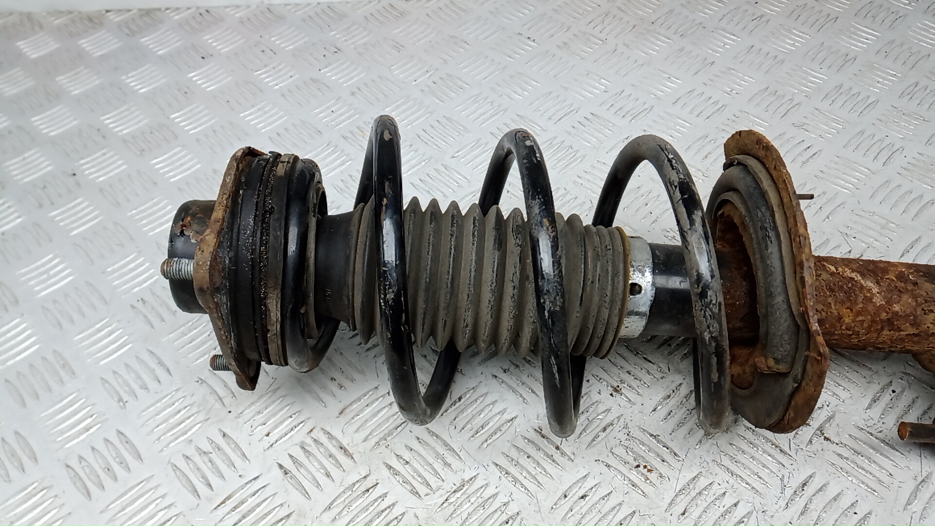 Амортизатор передний левый