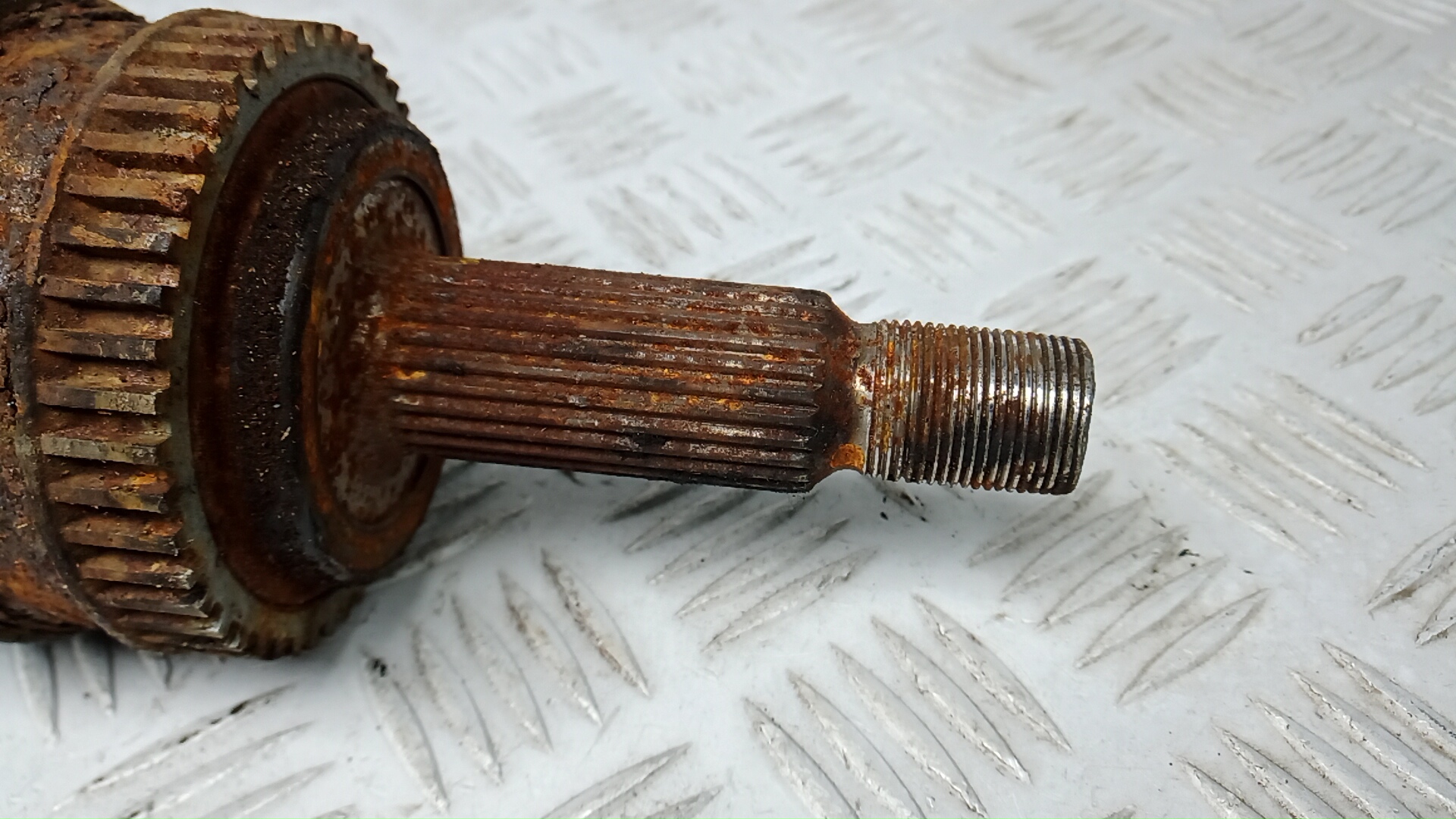 Полуось передняя левая