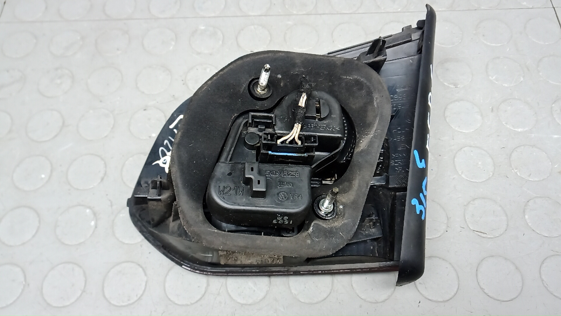 Фонарь задний внутренний левый