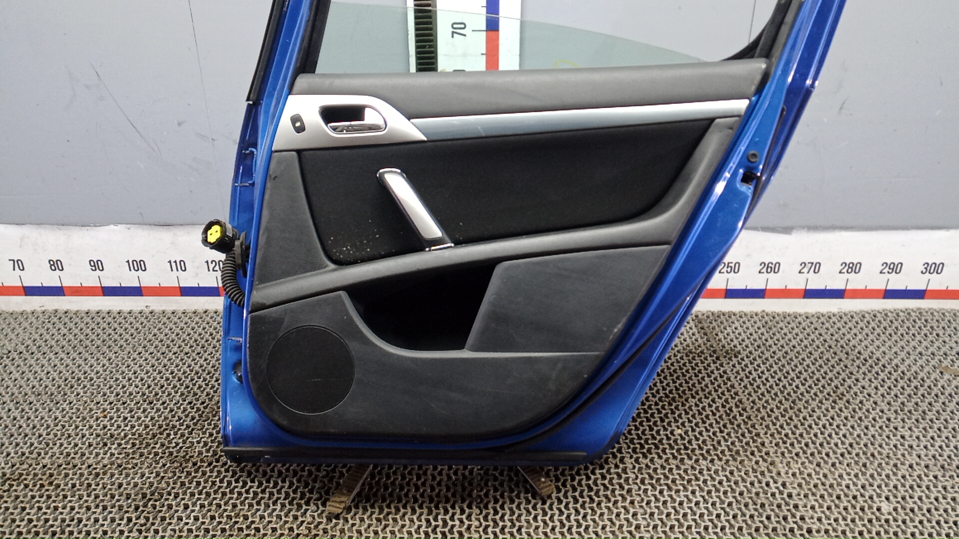 Дверь задняя правая