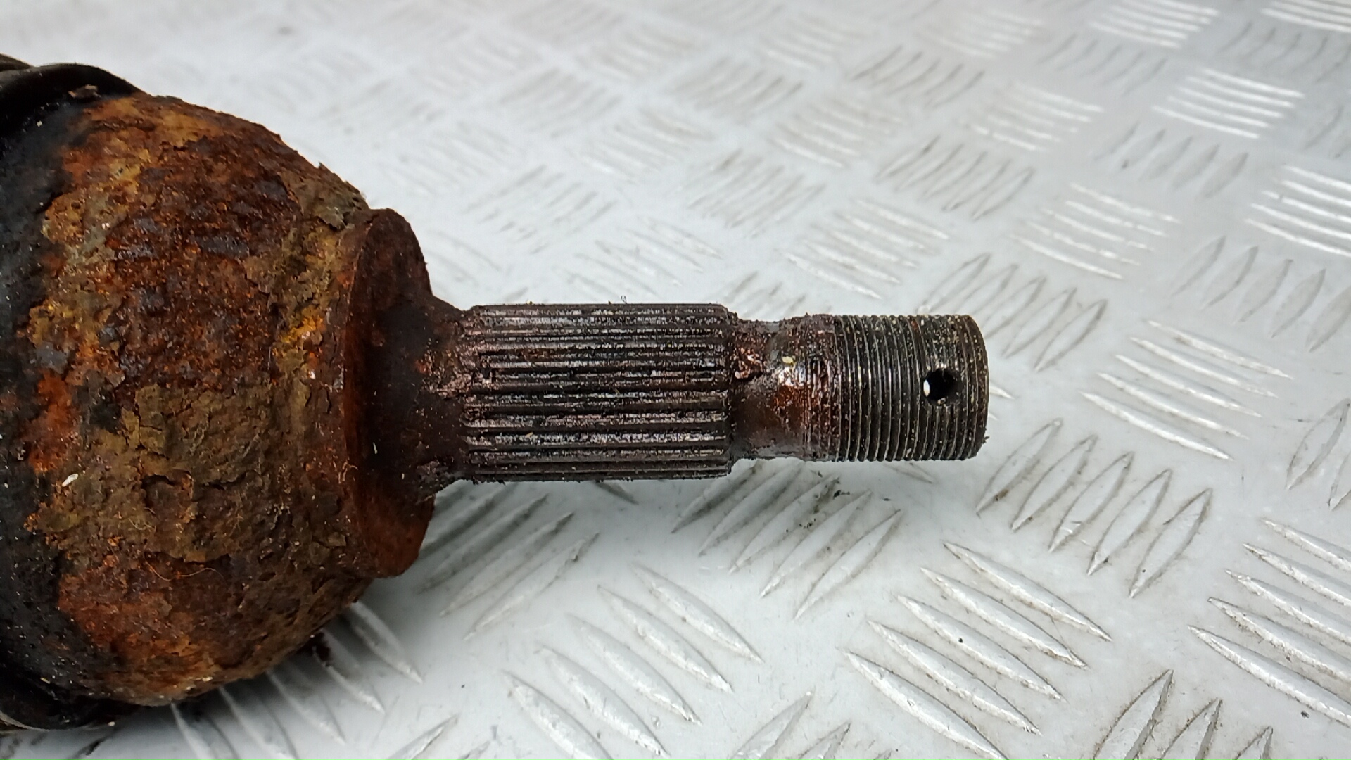 Полуось передняя левая