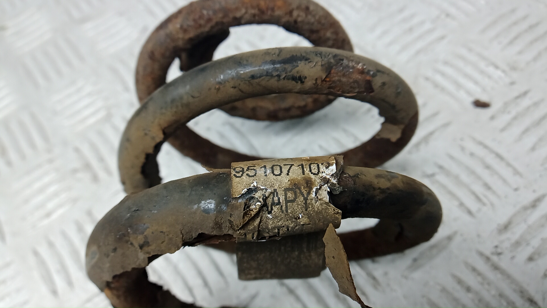 Пружина задняя