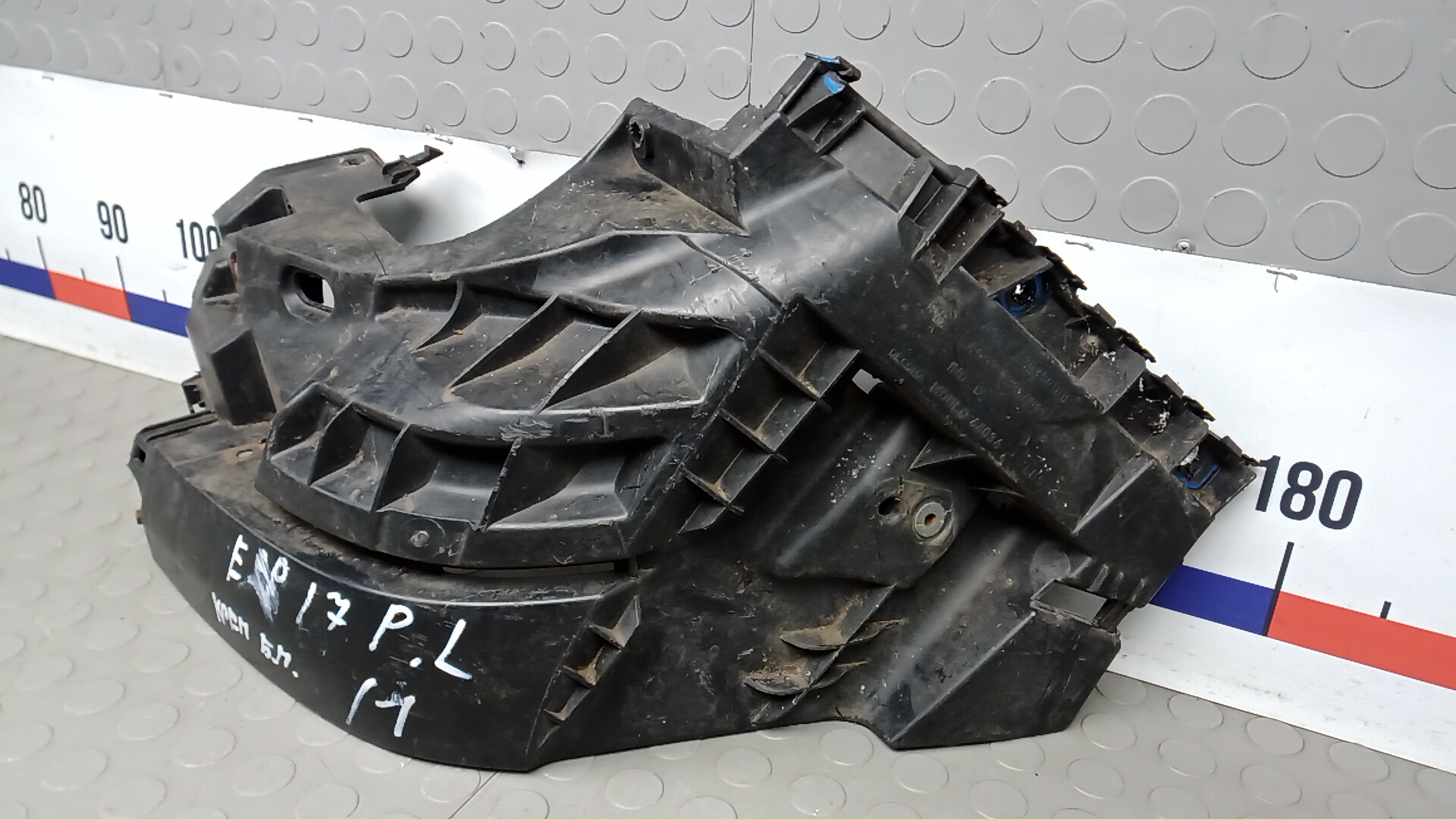 Кронштейн переднего бампера