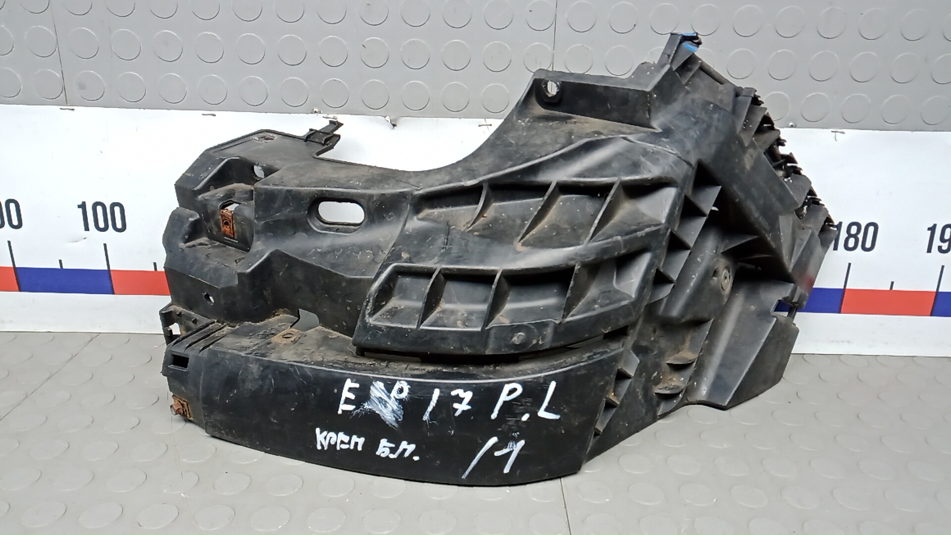 Кронштейн переднего бампера