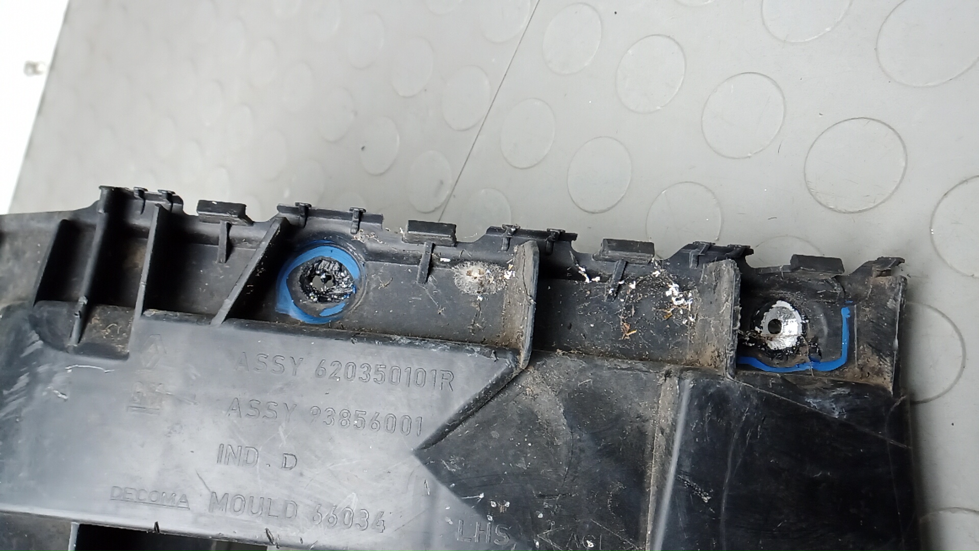 Кронштейн переднего бампера