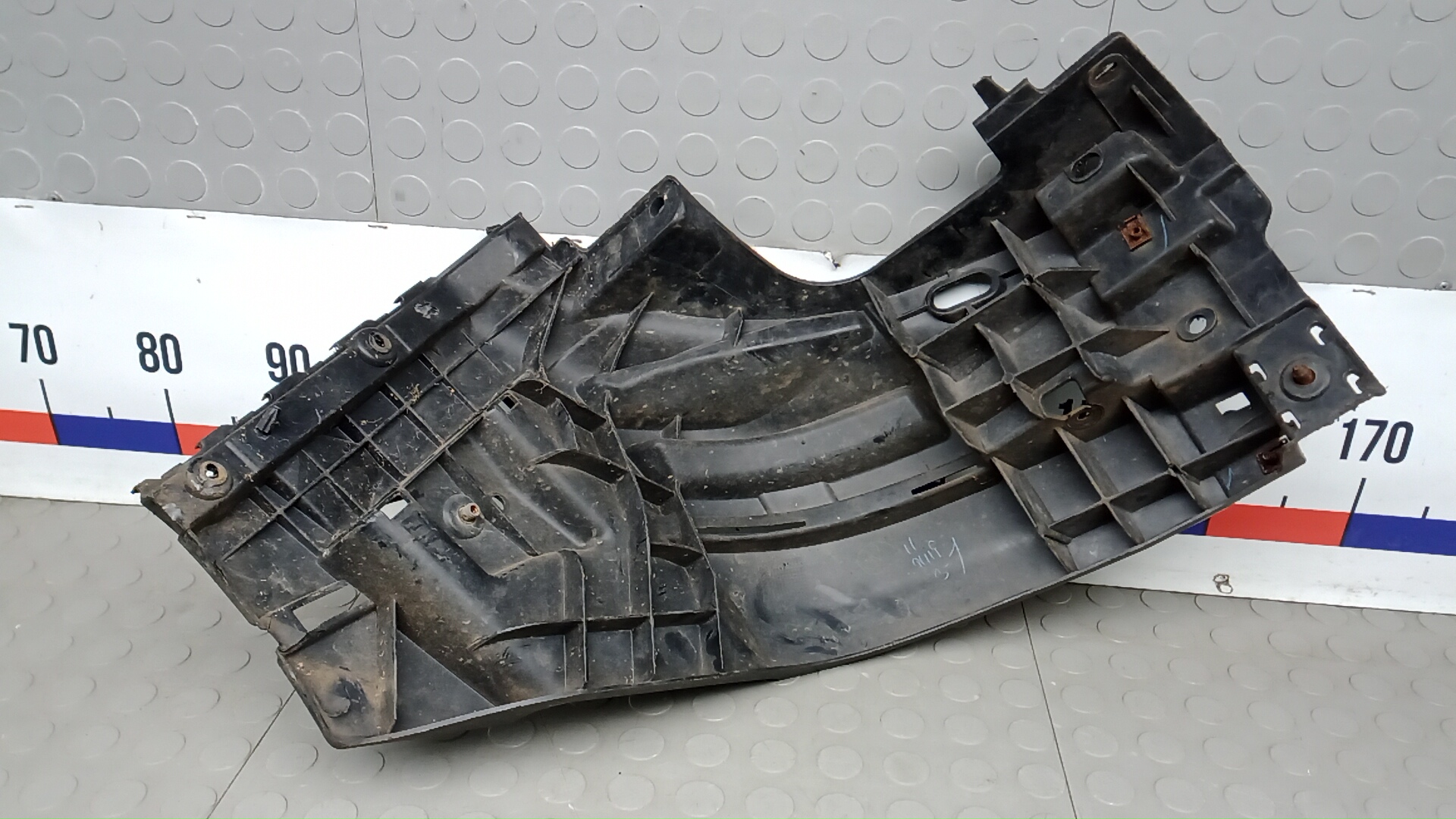 Кронштейн переднего бампера