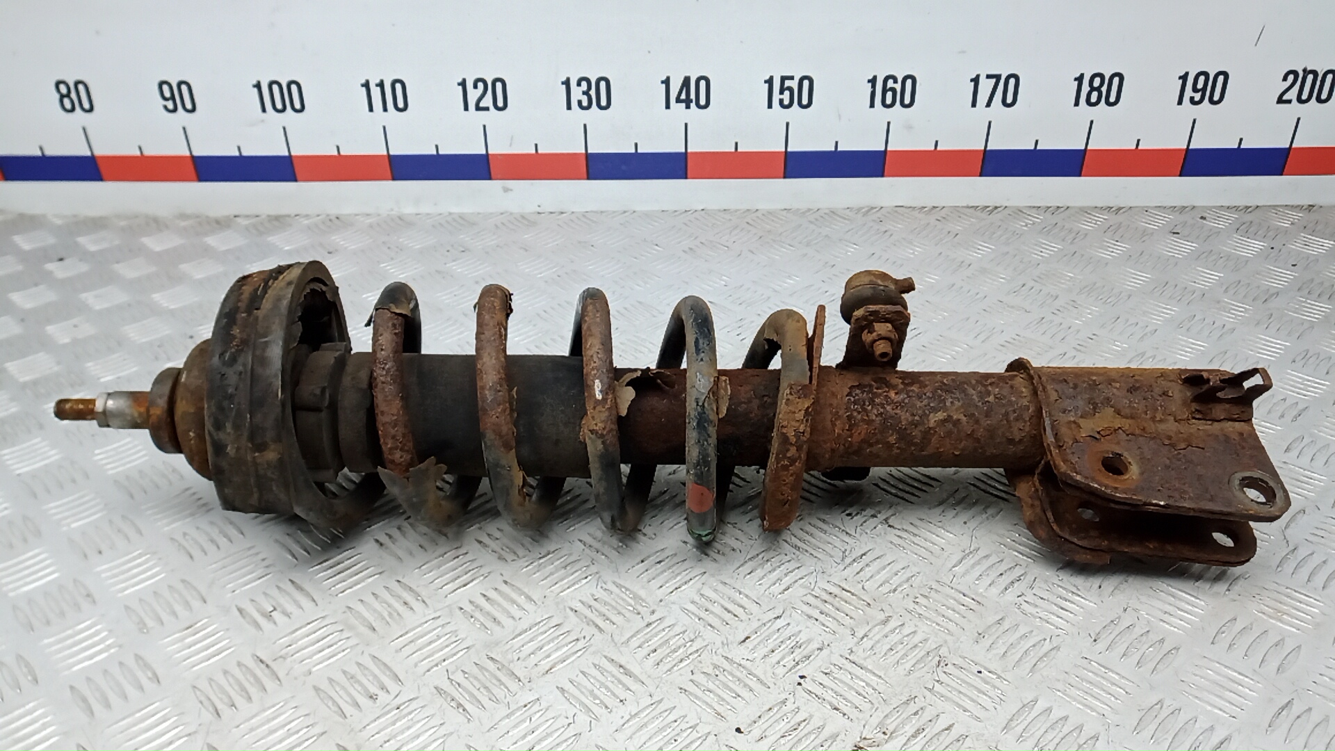 Амортизатор передний левый