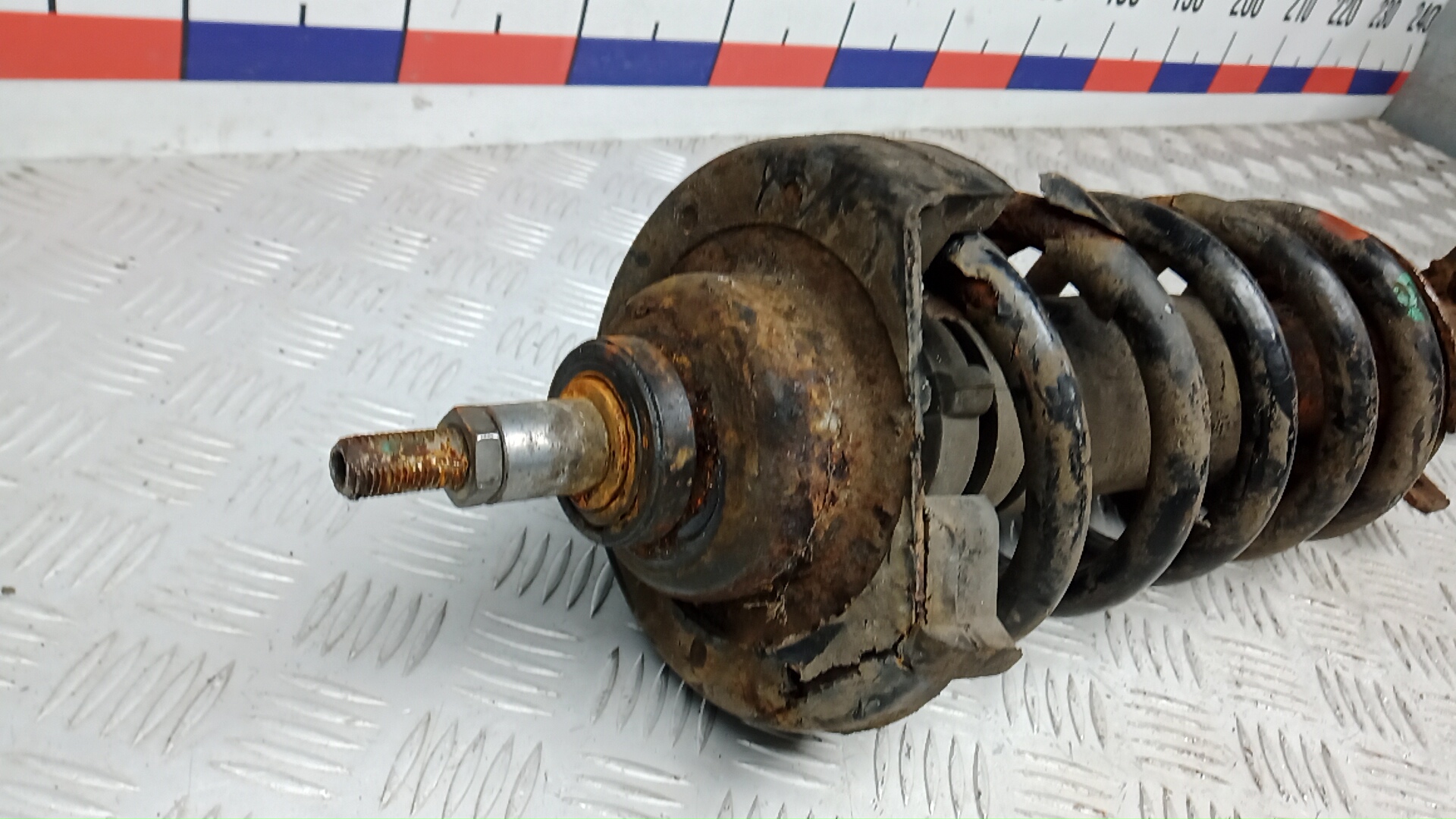 Амортизатор передний левый