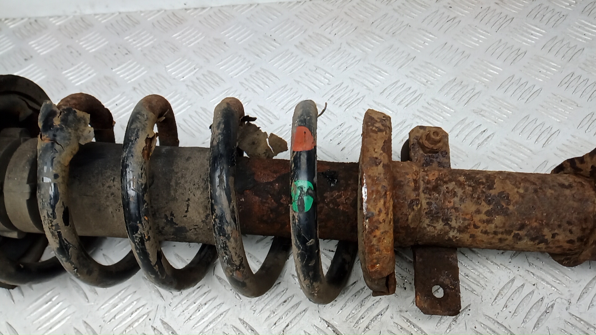 Амортизатор передний левый