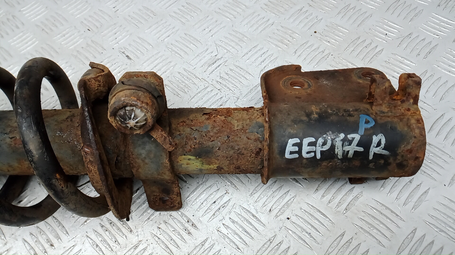 Амортизатор передний правый