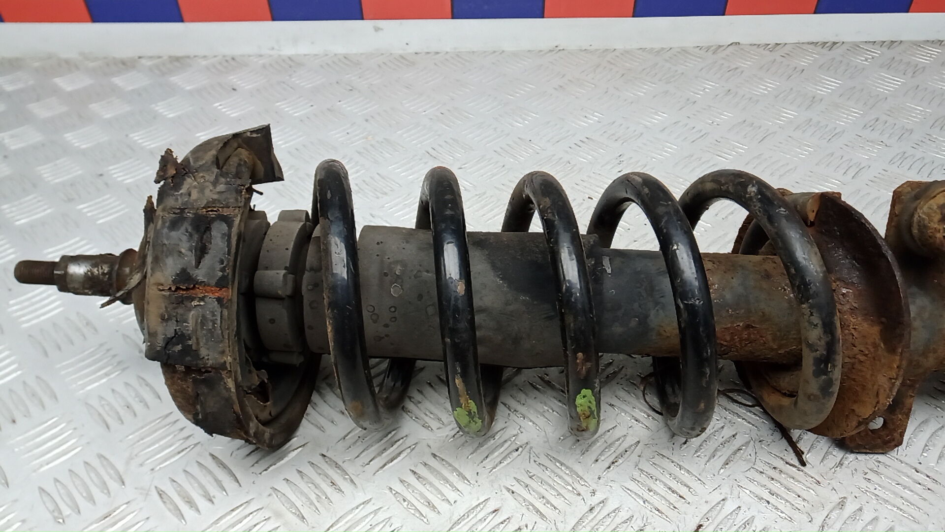 Амортизатор передний правый