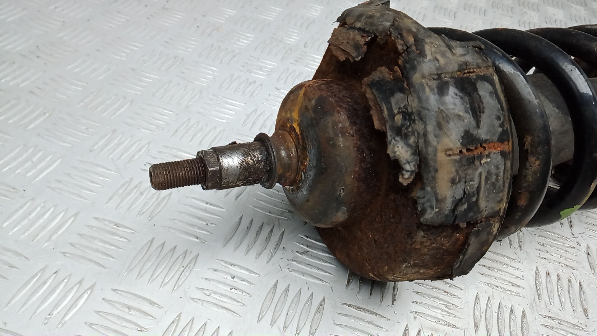 Амортизатор передний правый