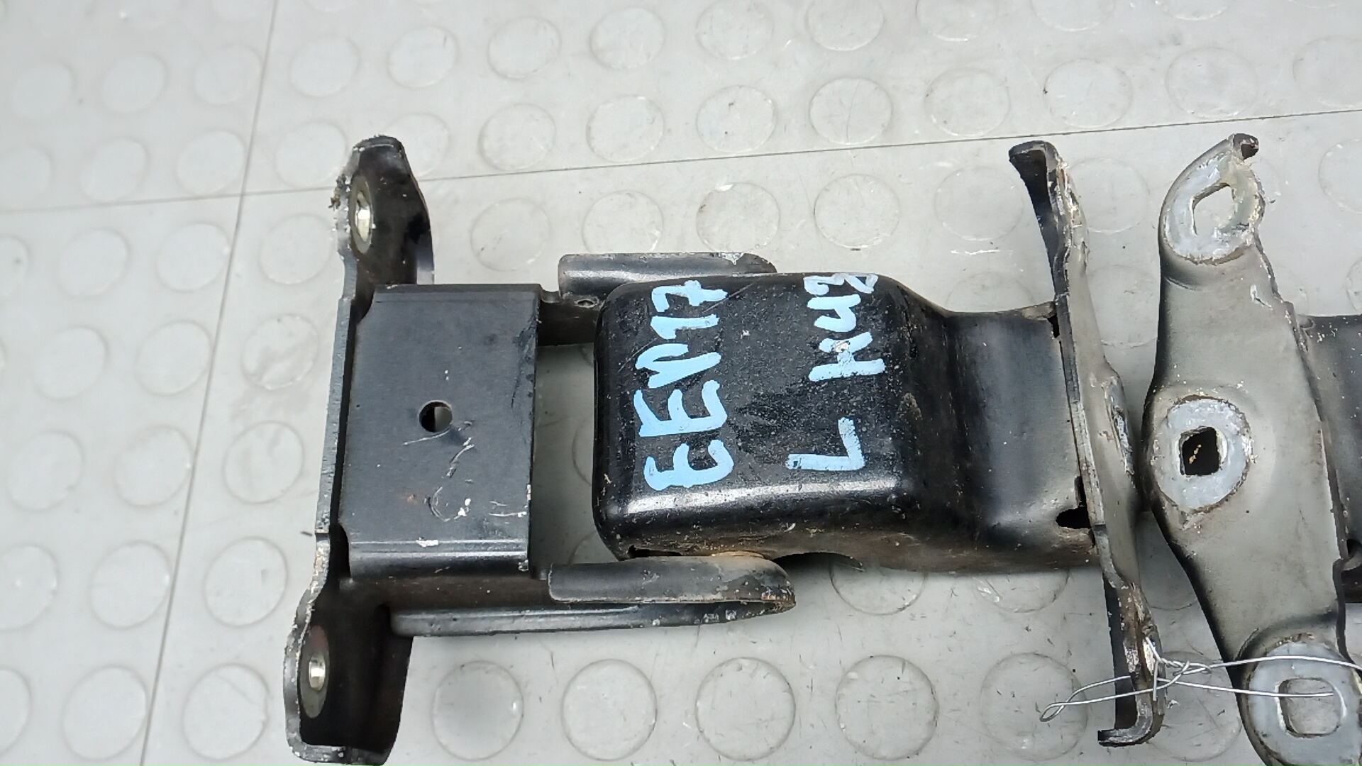 Петля двери задней