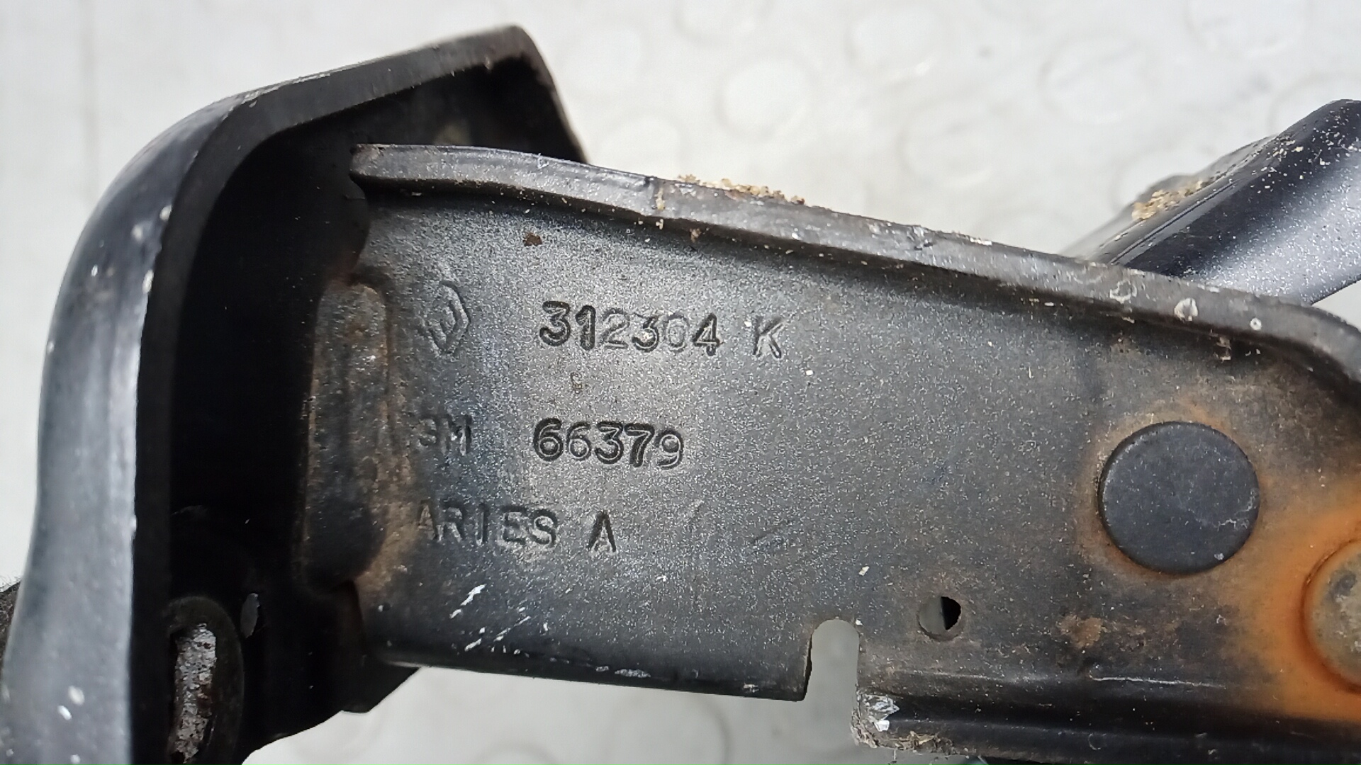 Петля двери задней