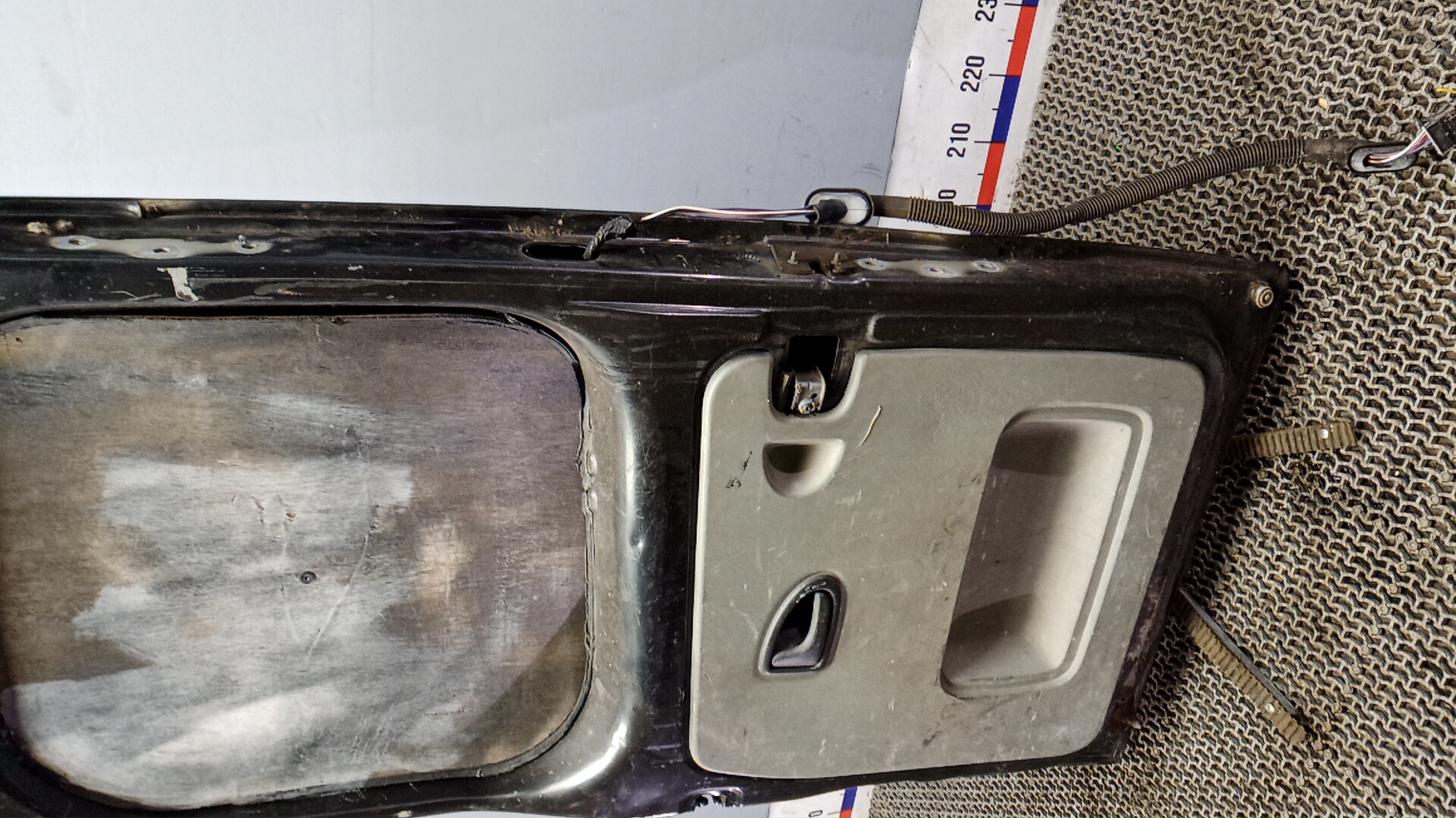 Дверь багажника левая