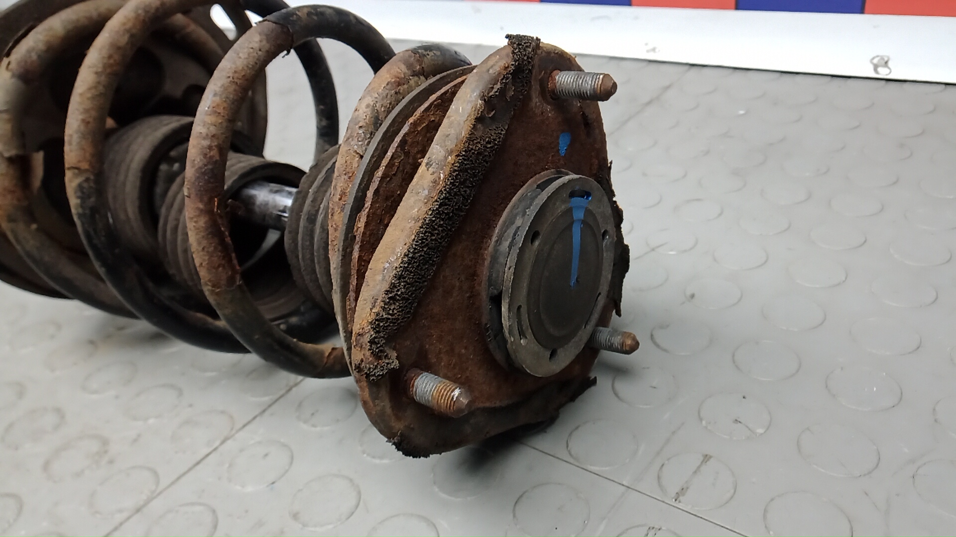 Амортизатор передний левый