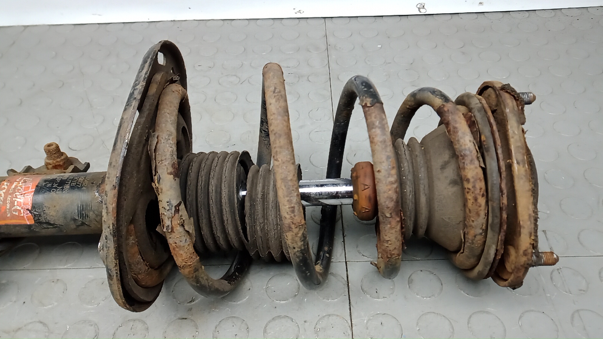 Амортизатор передний левый