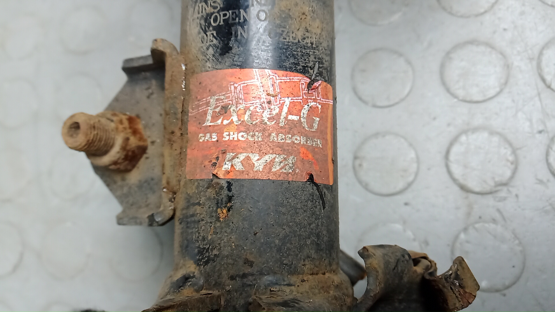 Амортизатор передний левый