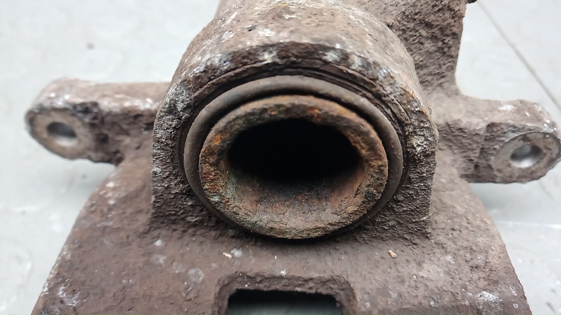 Суппорт задний левый