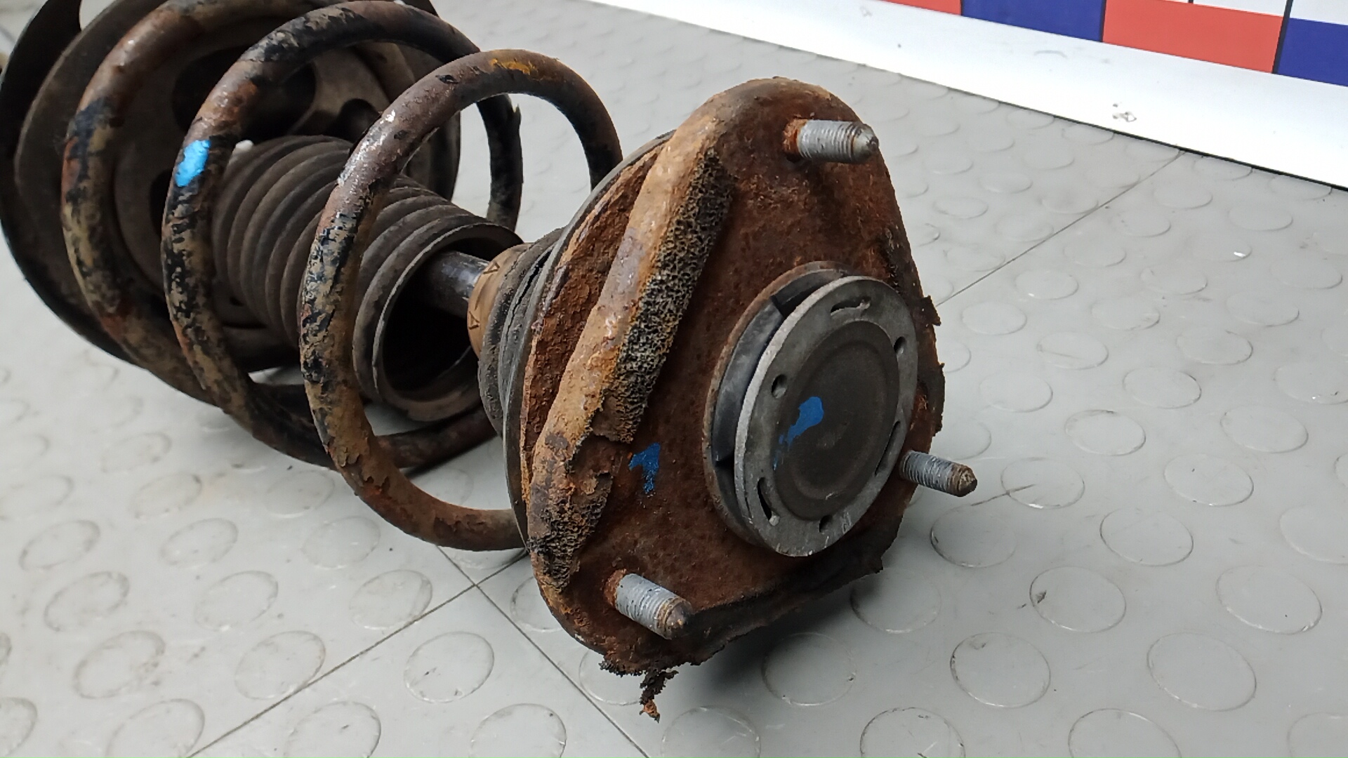 Амортизатор передний правый