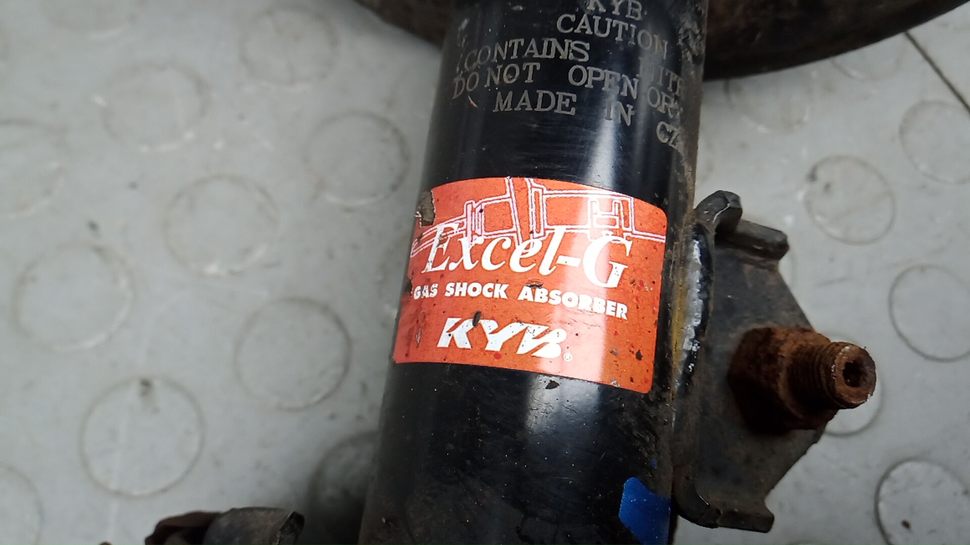 Амортизатор передний правый