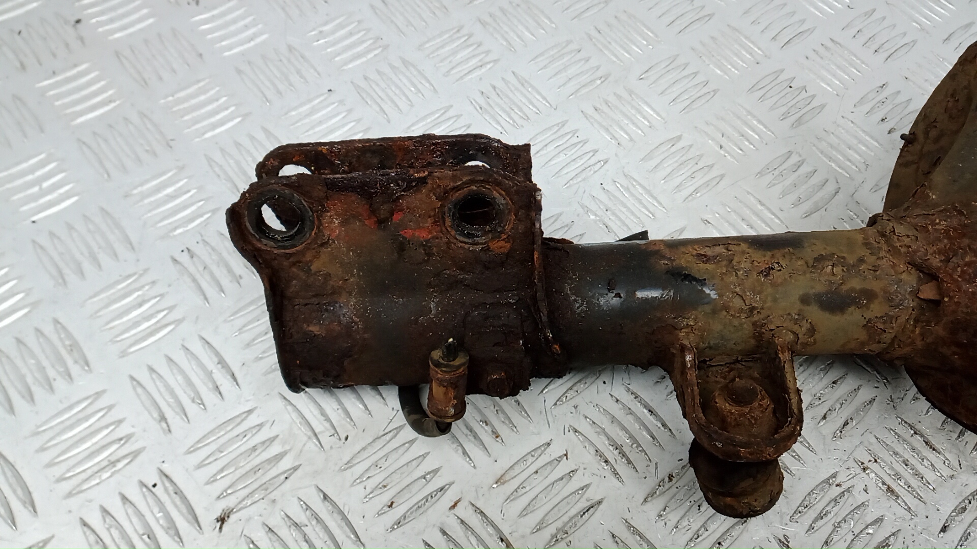 Амортизатор передний левый