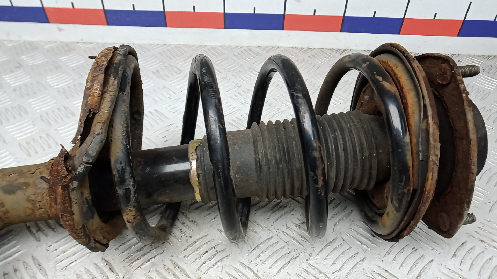 Амортизатор передний левый