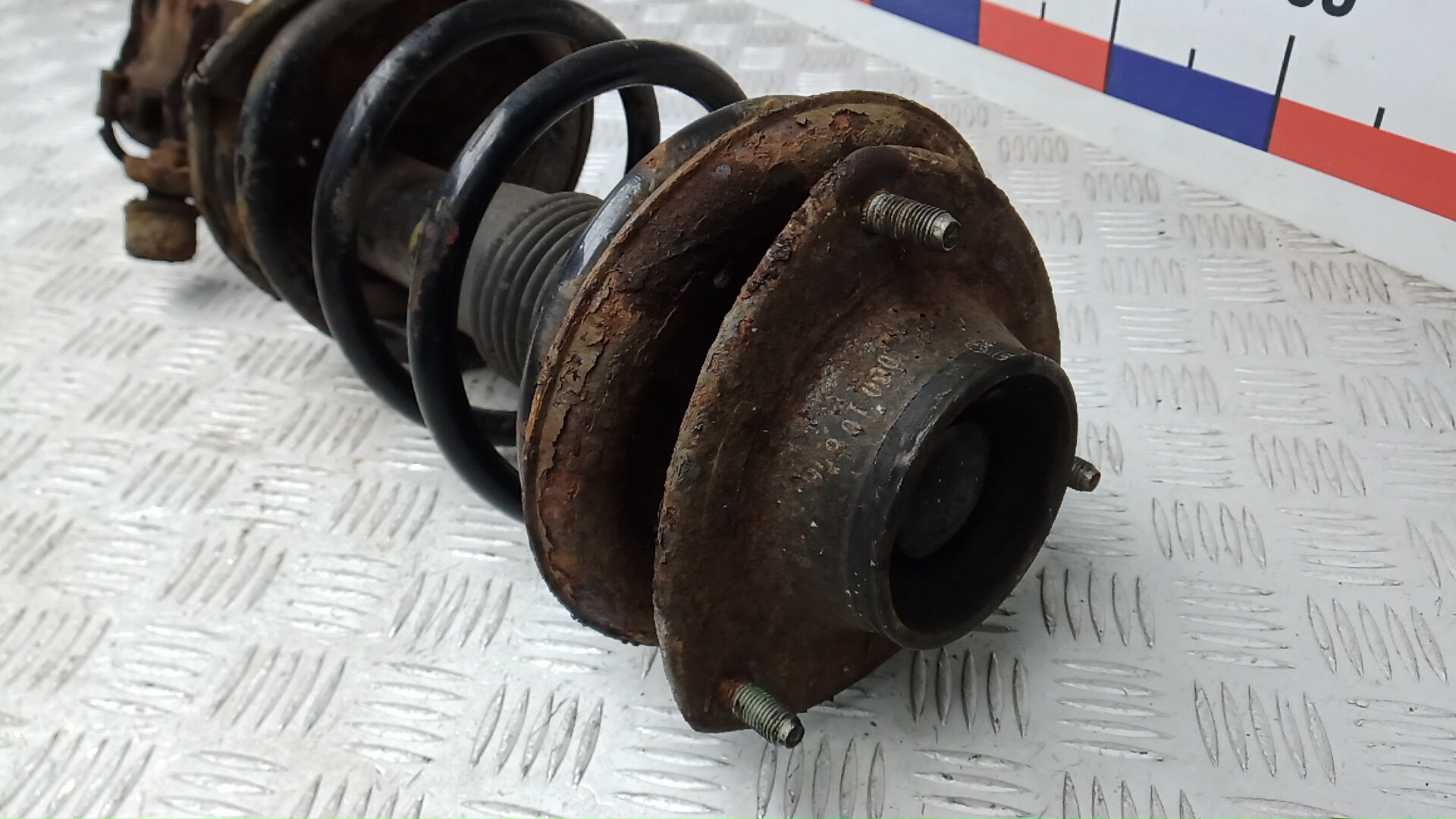 Амортизатор передний левый