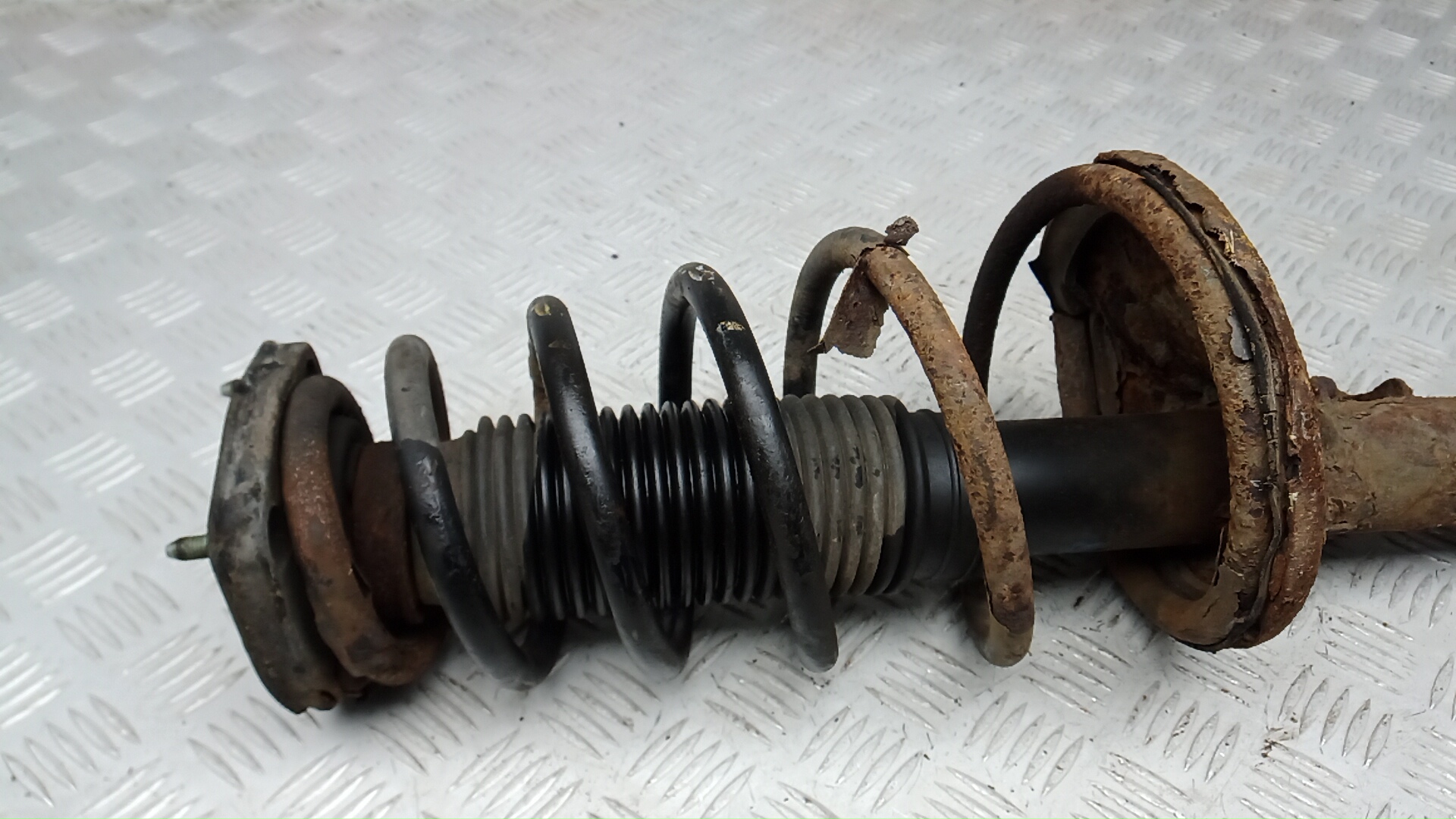 Амортизатор задний правый