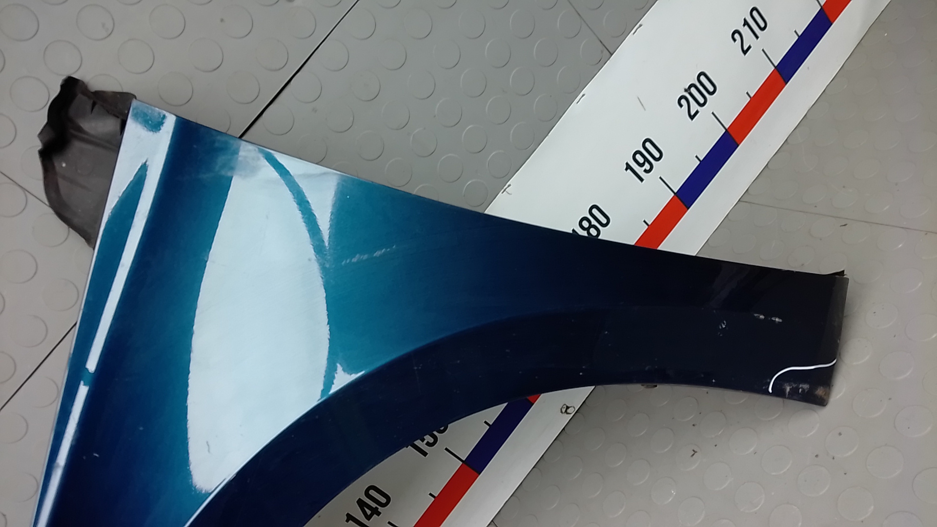 Крыло переднее левое