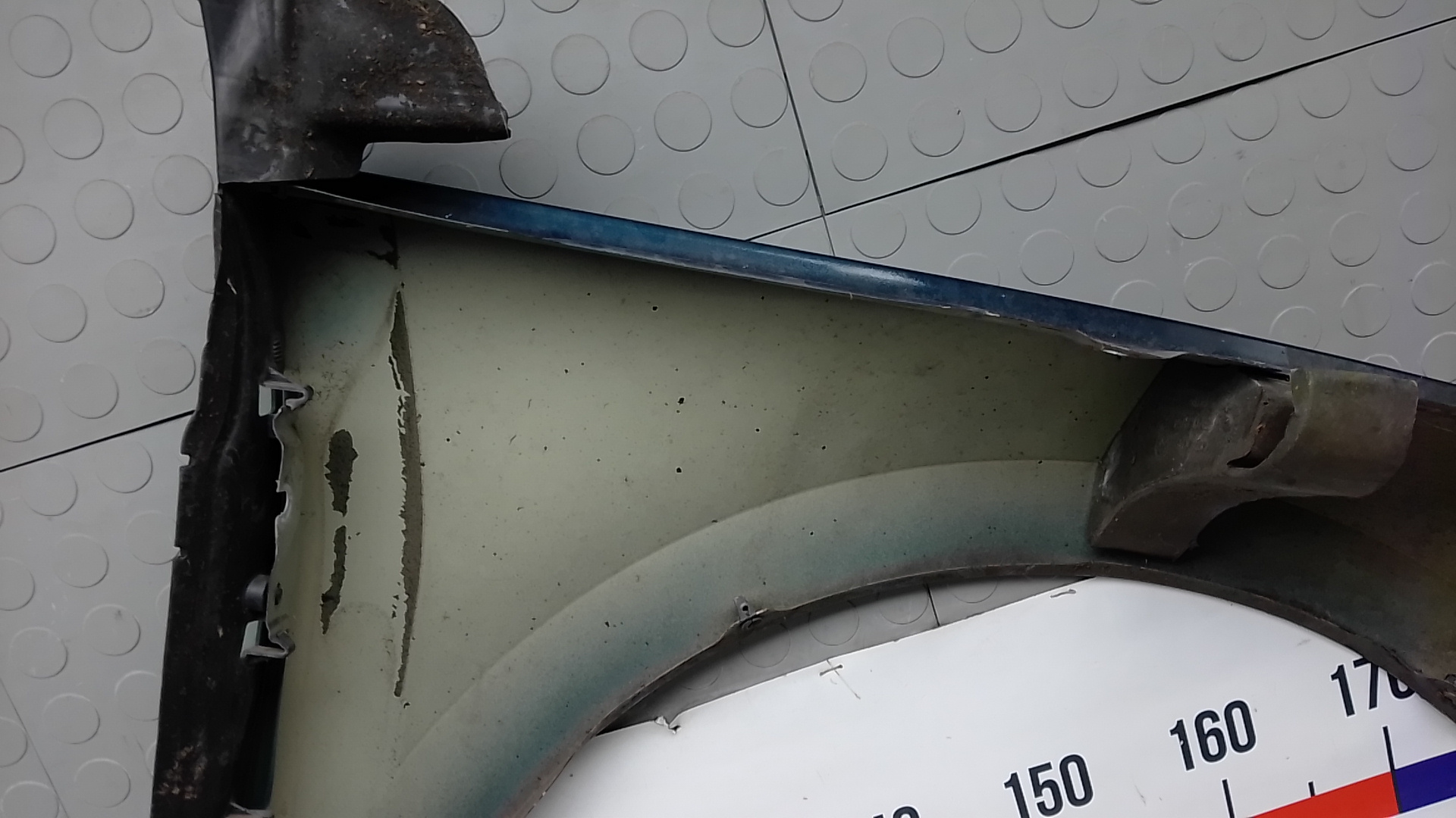 Крыло переднее левое