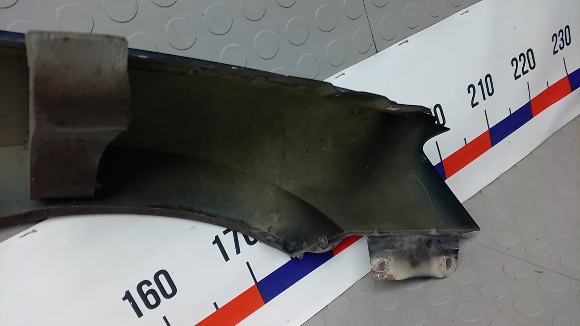 Крыло переднее левое