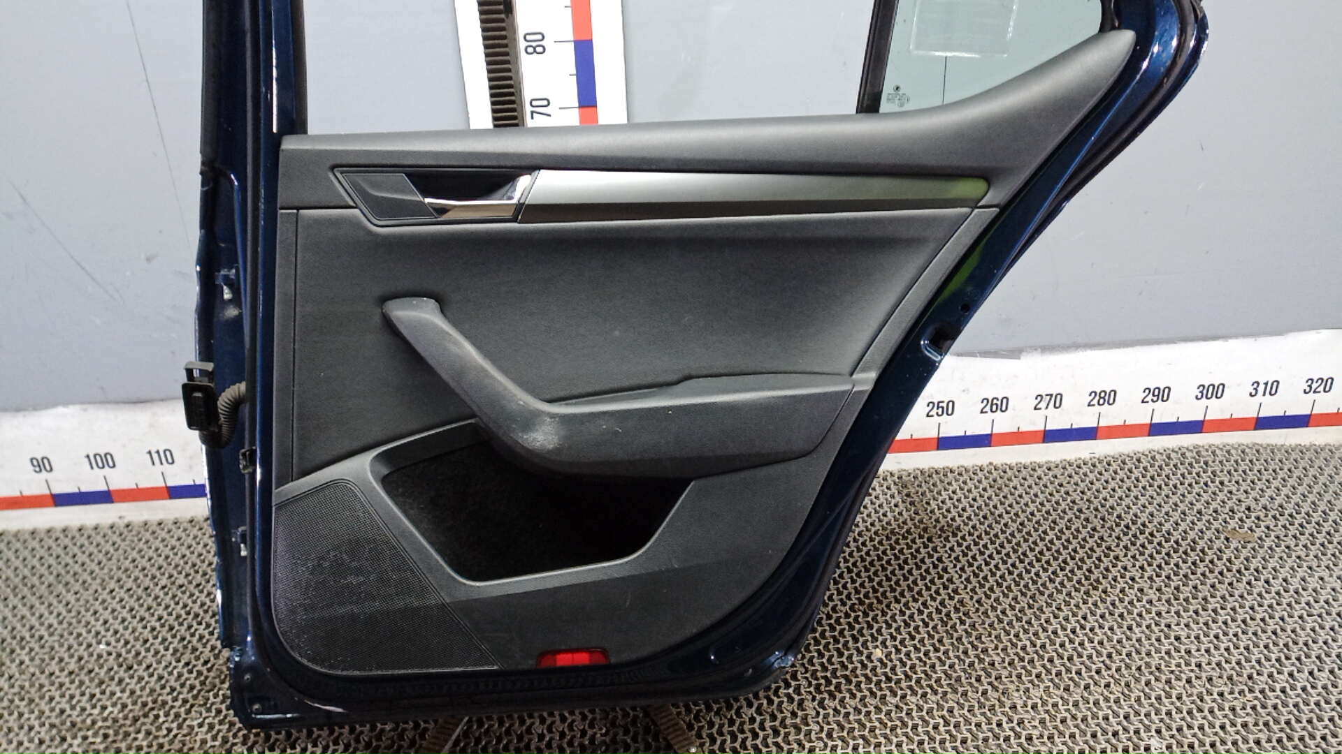 Дверь задняя правая