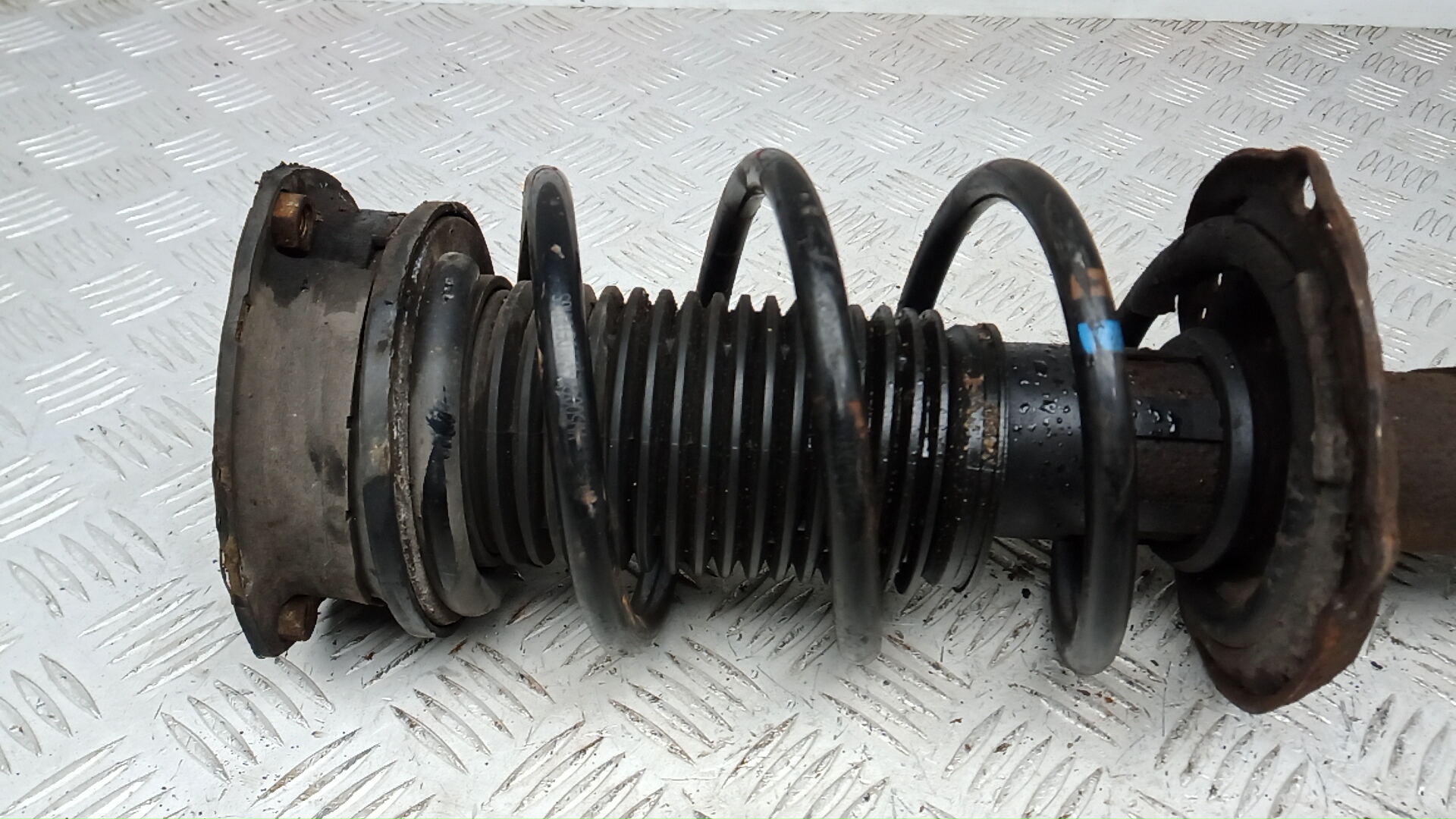 Амортизатор передний левый