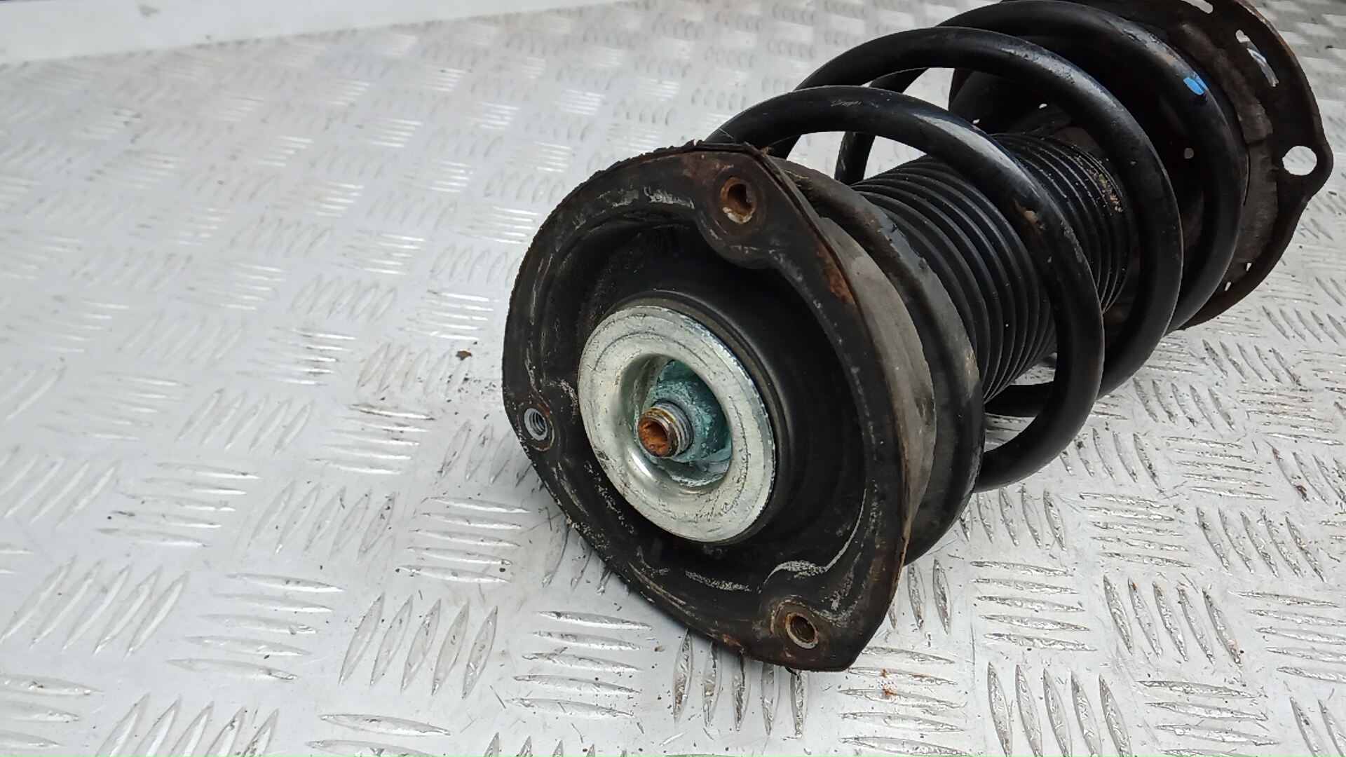 Амортизатор передний левый