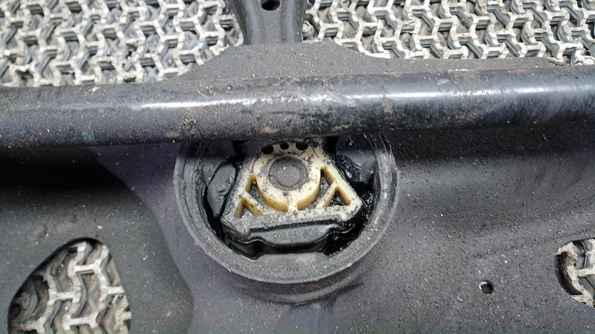 Балка передняя (крепление продольных тяг)