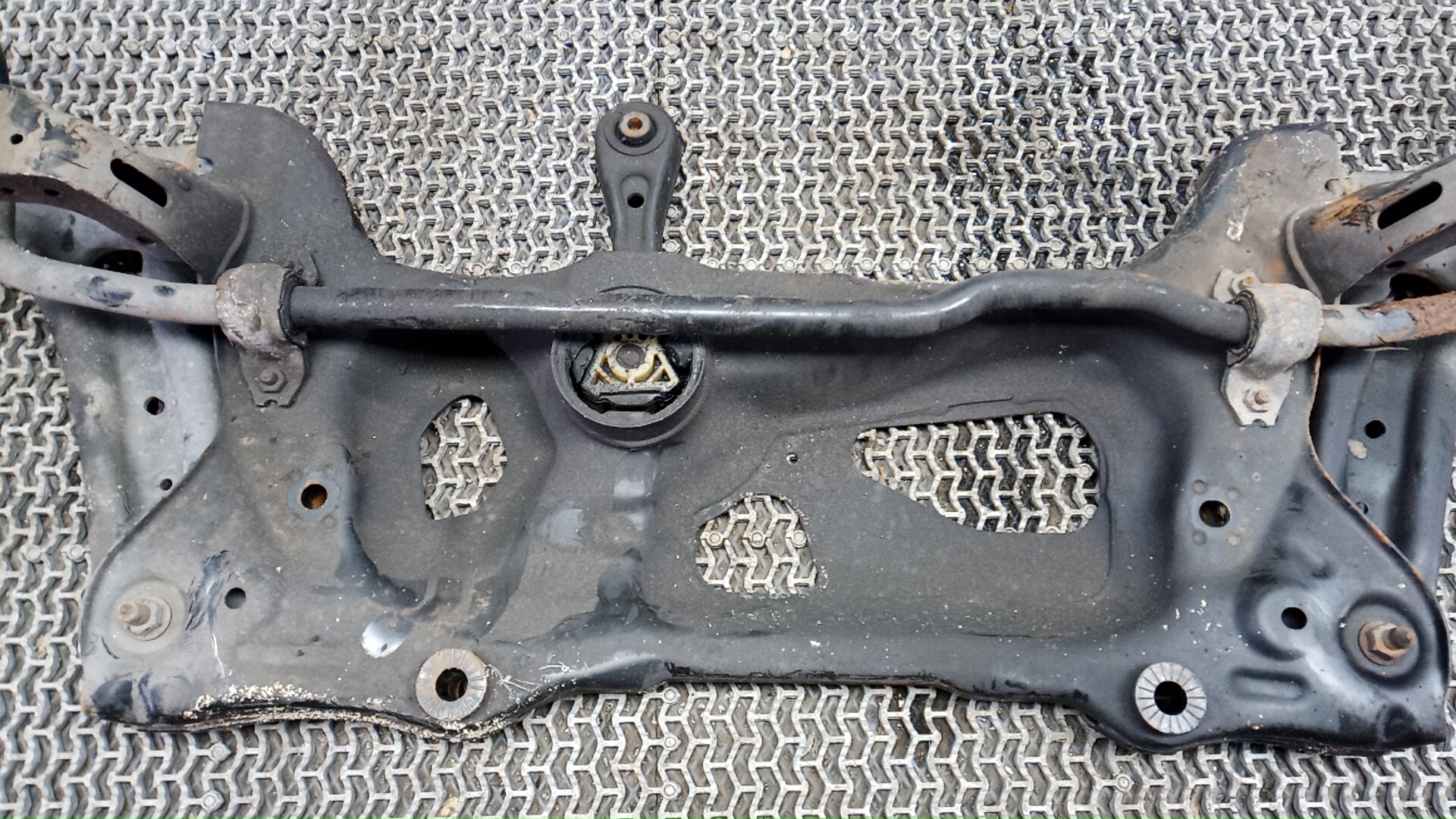 Балка передняя (крепление продольных тяг)