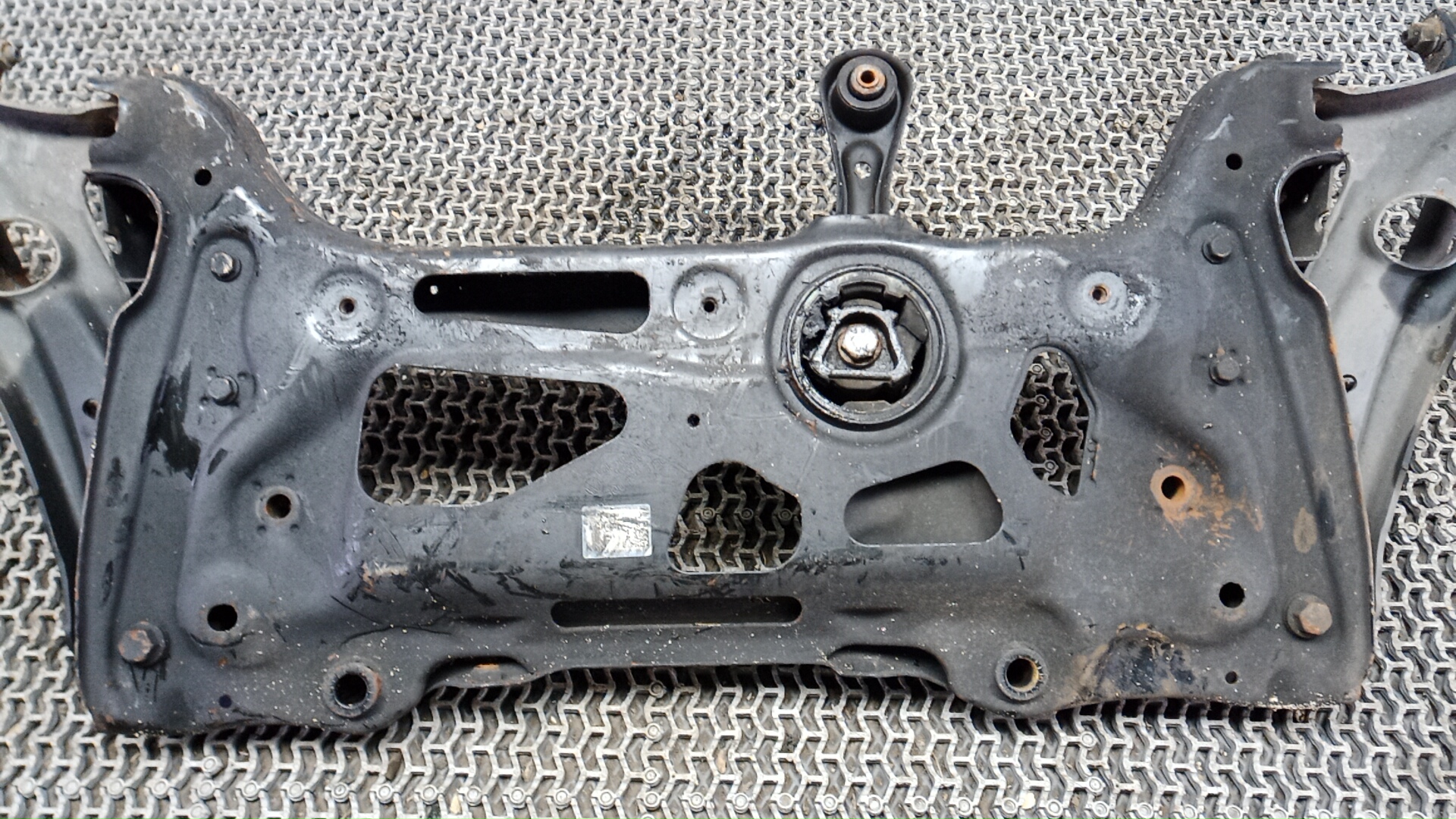 Балка передняя (крепление продольных тяг)