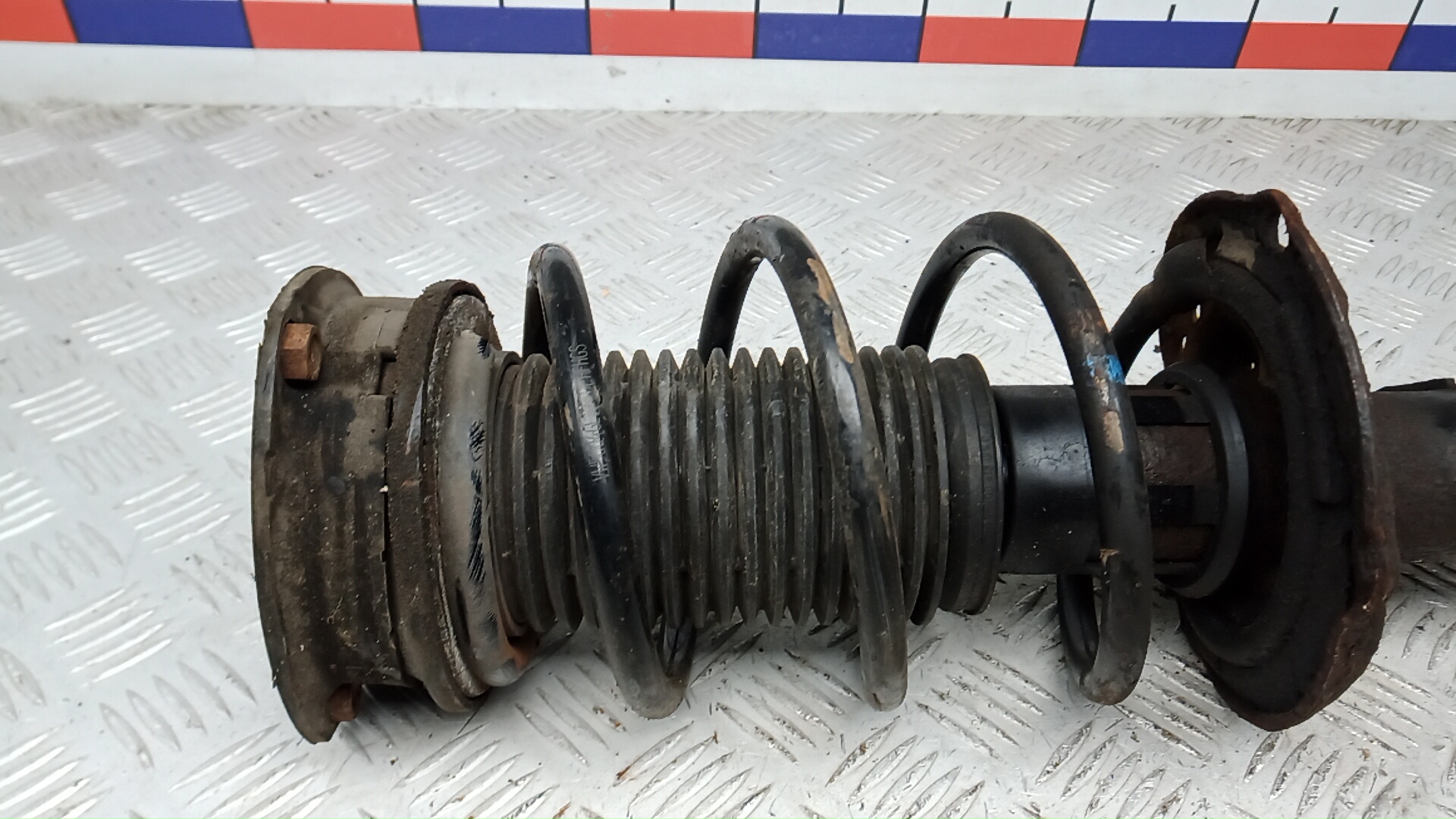 Амортизатор передний правый