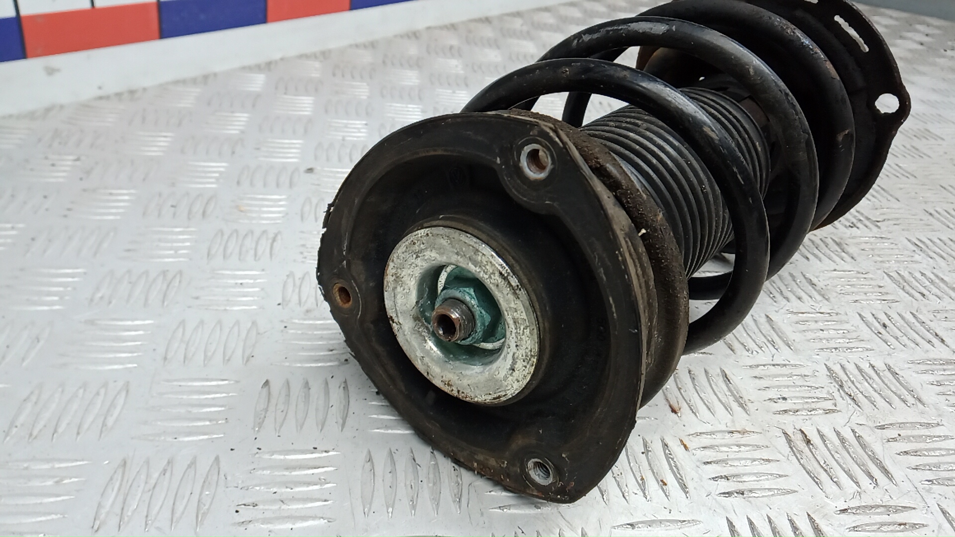 Амортизатор передний правый