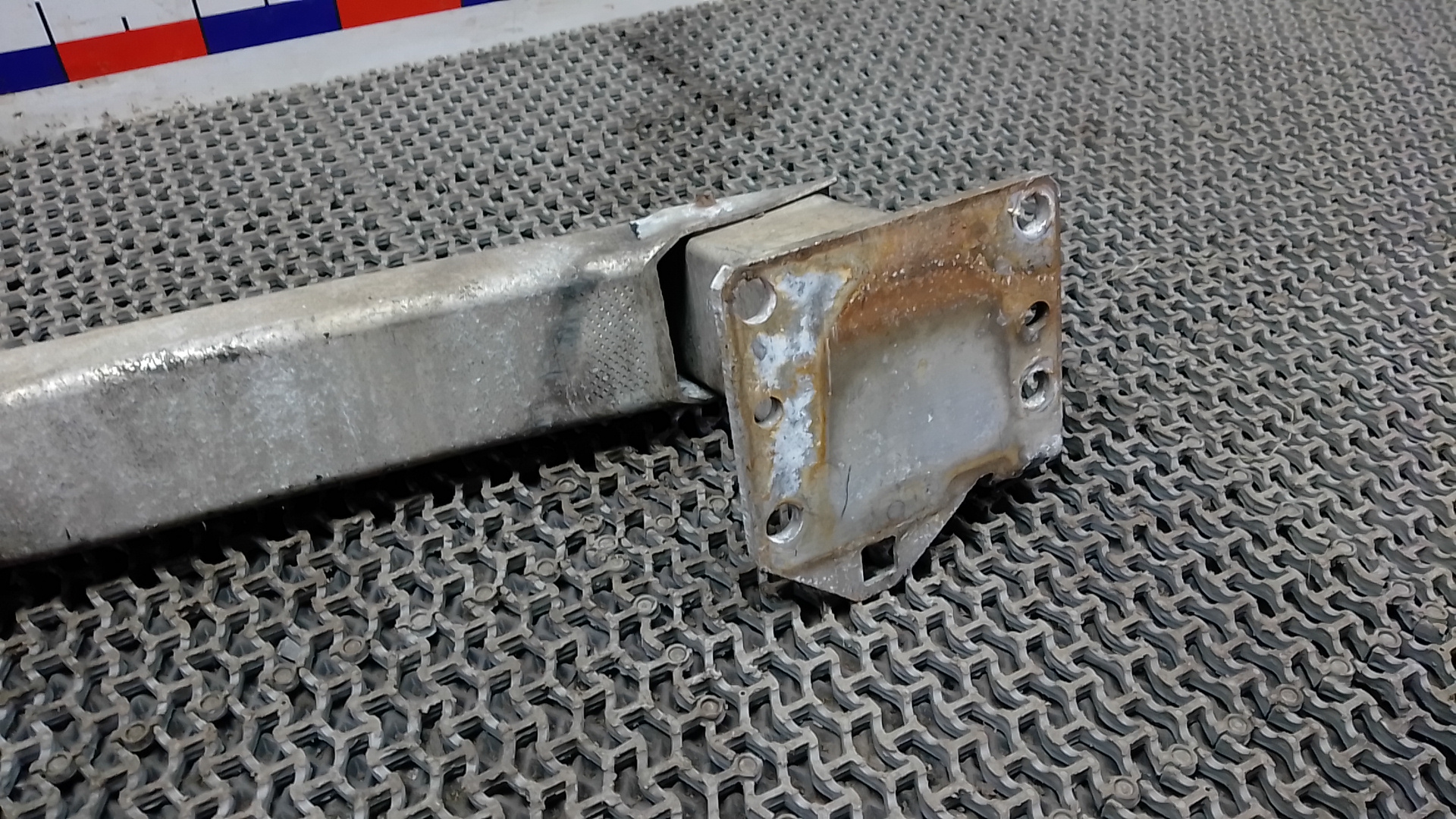 Кронштейн усилителя переднего бампера