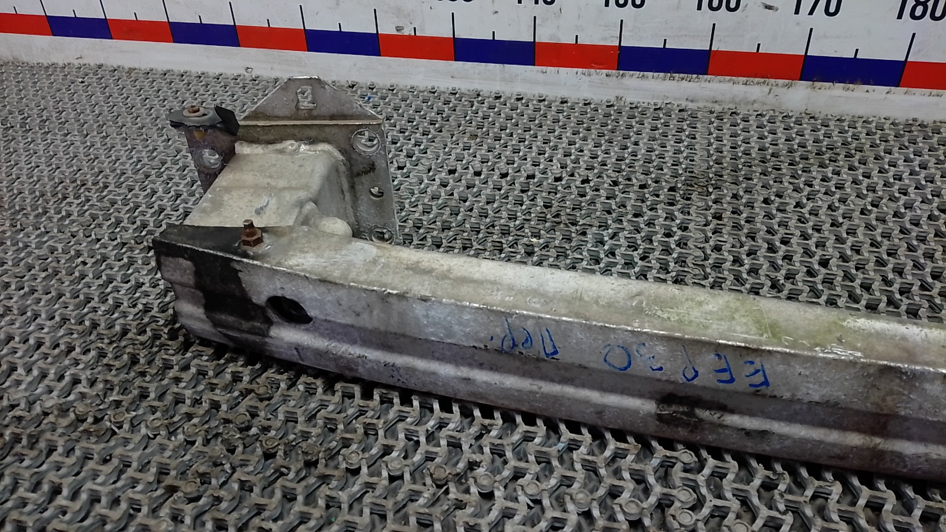 Кронштейн усилителя переднего бампера