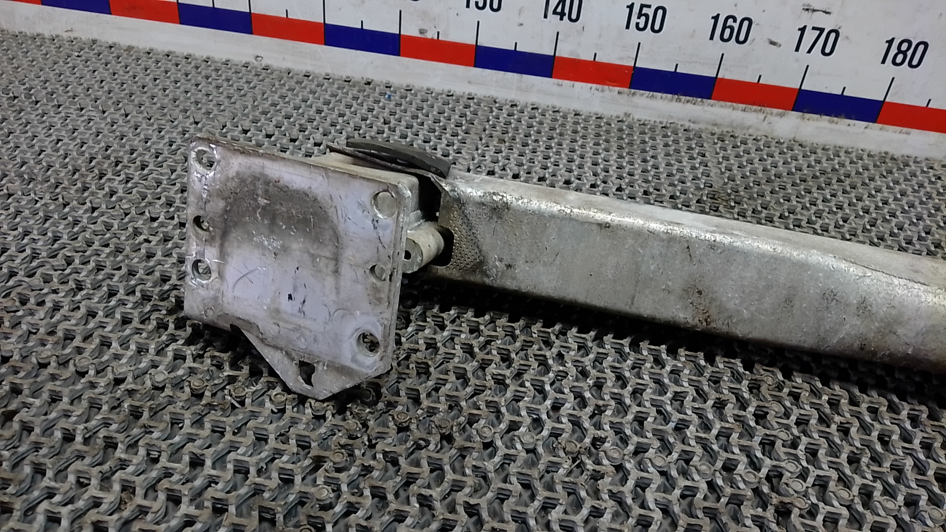 Кронштейн усилителя переднего бампера